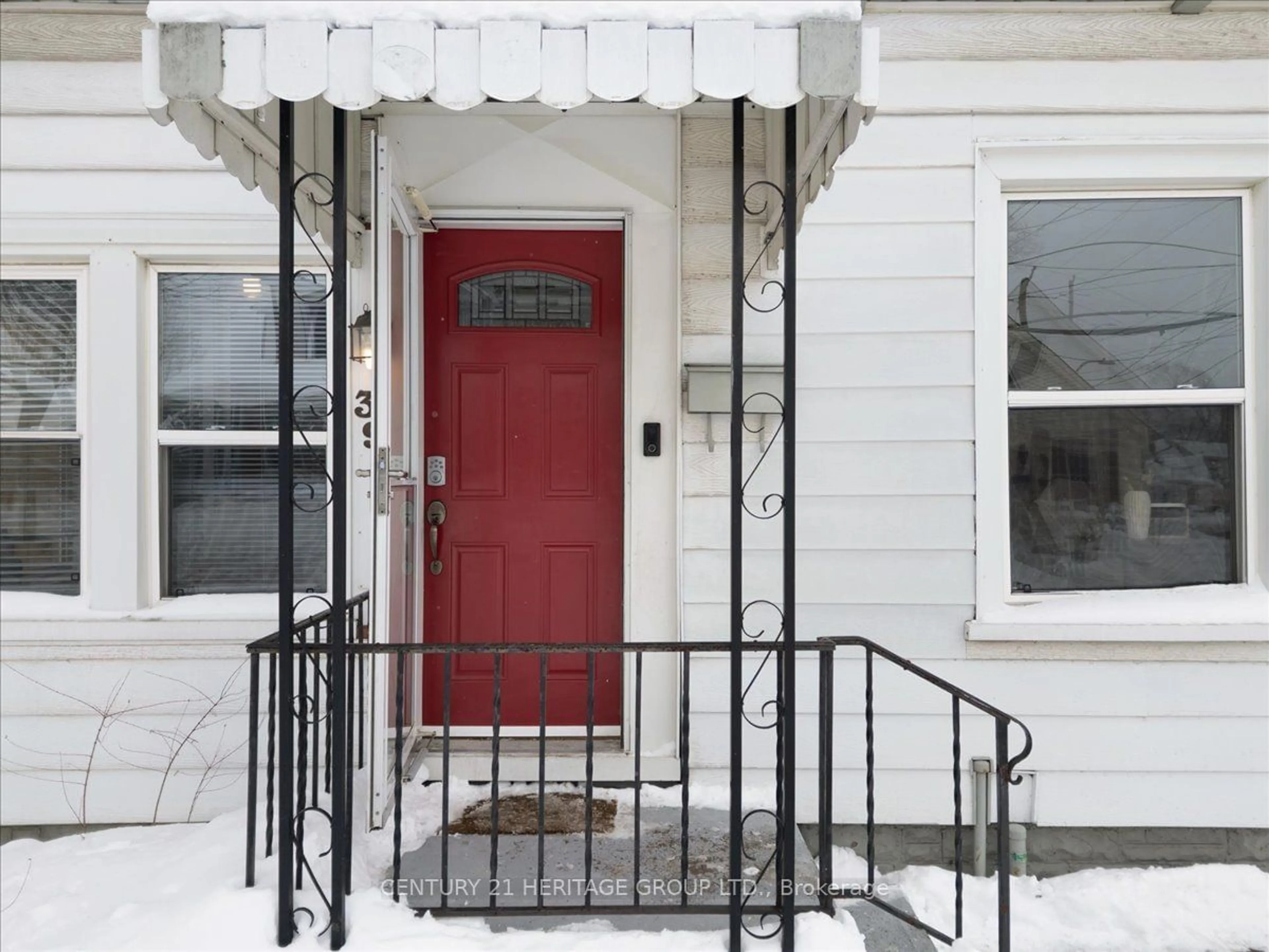 Indoor entryway for 39 East 27th St, Hamilton Ontario L8V 3E8