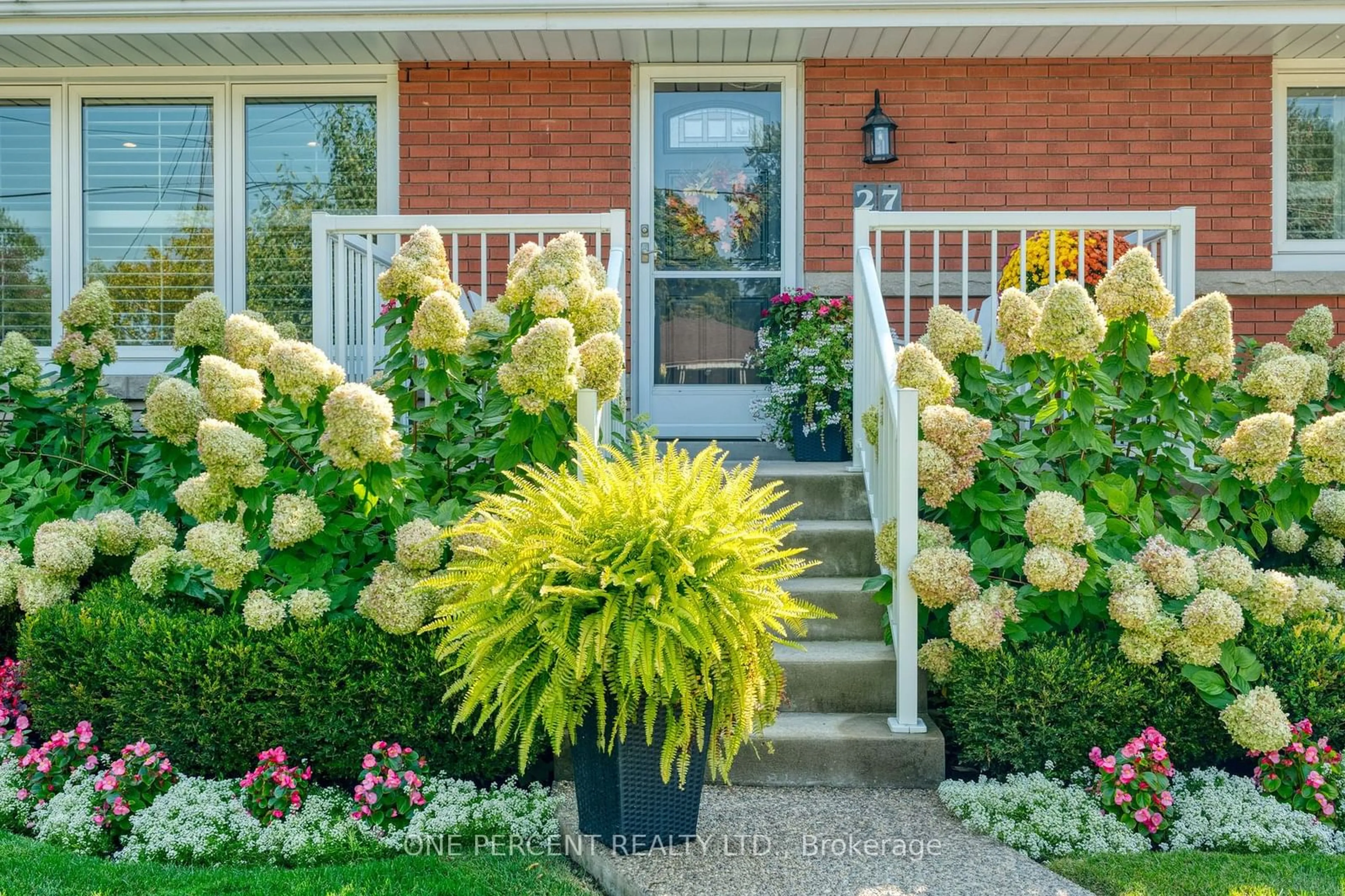 Indoor entryway for 27 Hoover Cres, Hamilton Ontario L9A 3G9