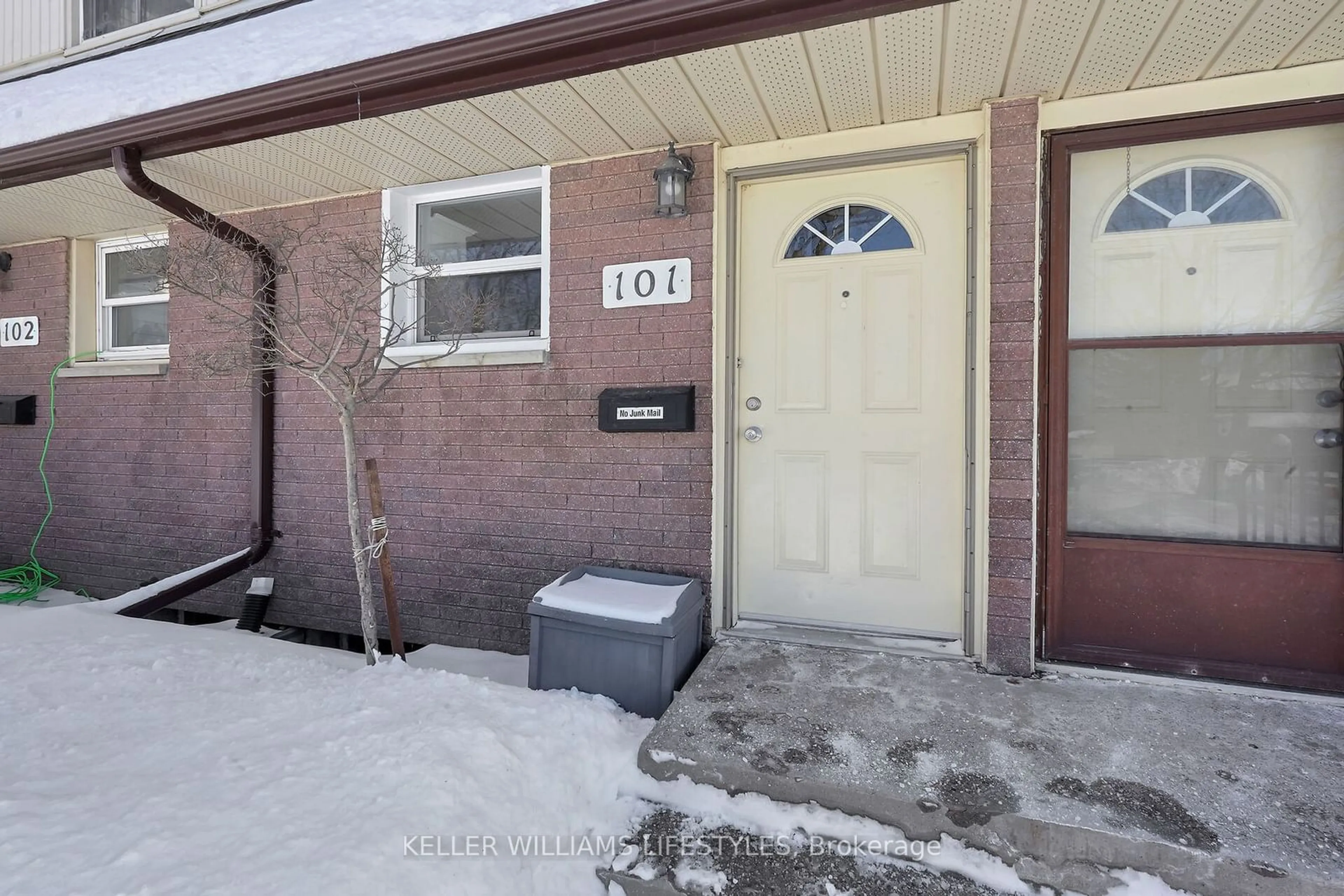 Indoor entryway for 1919 Trafalgar St #101, London Ontario N5V 1A1