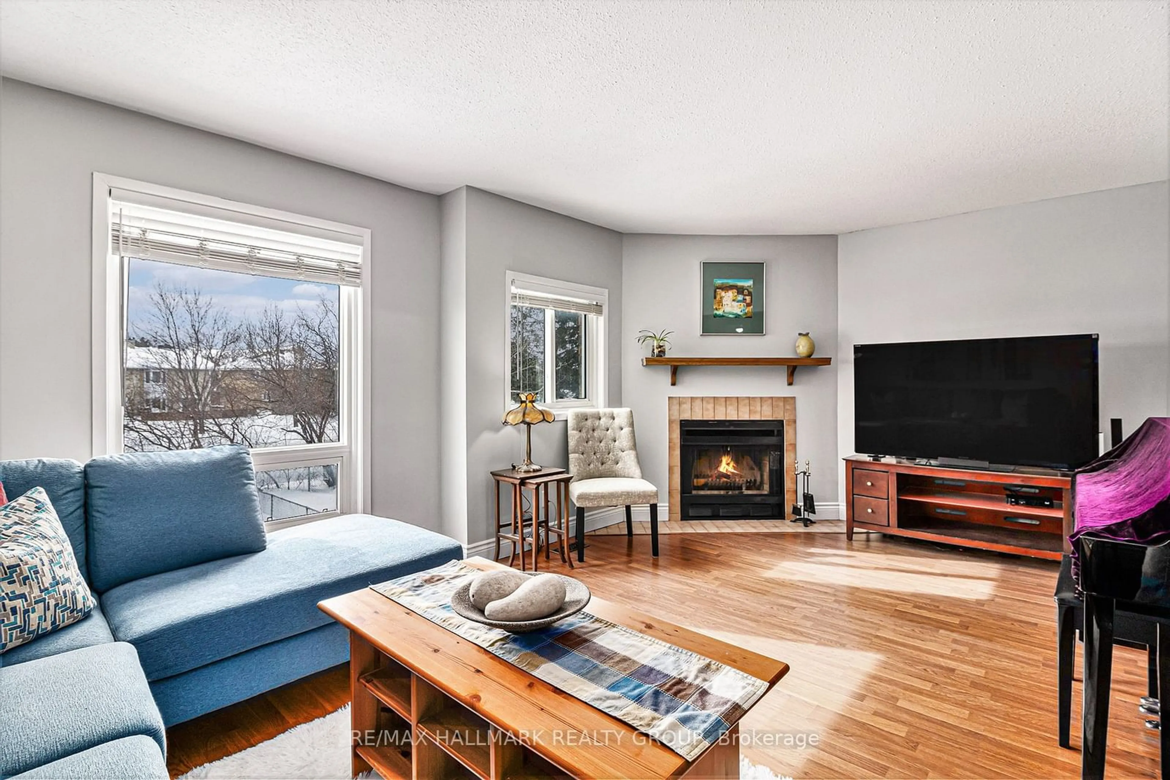 Living room with furniture, wood/laminate floor for 1522 Thurlow St, Orleans - Cumberland and Area Ontario K4A 2K8