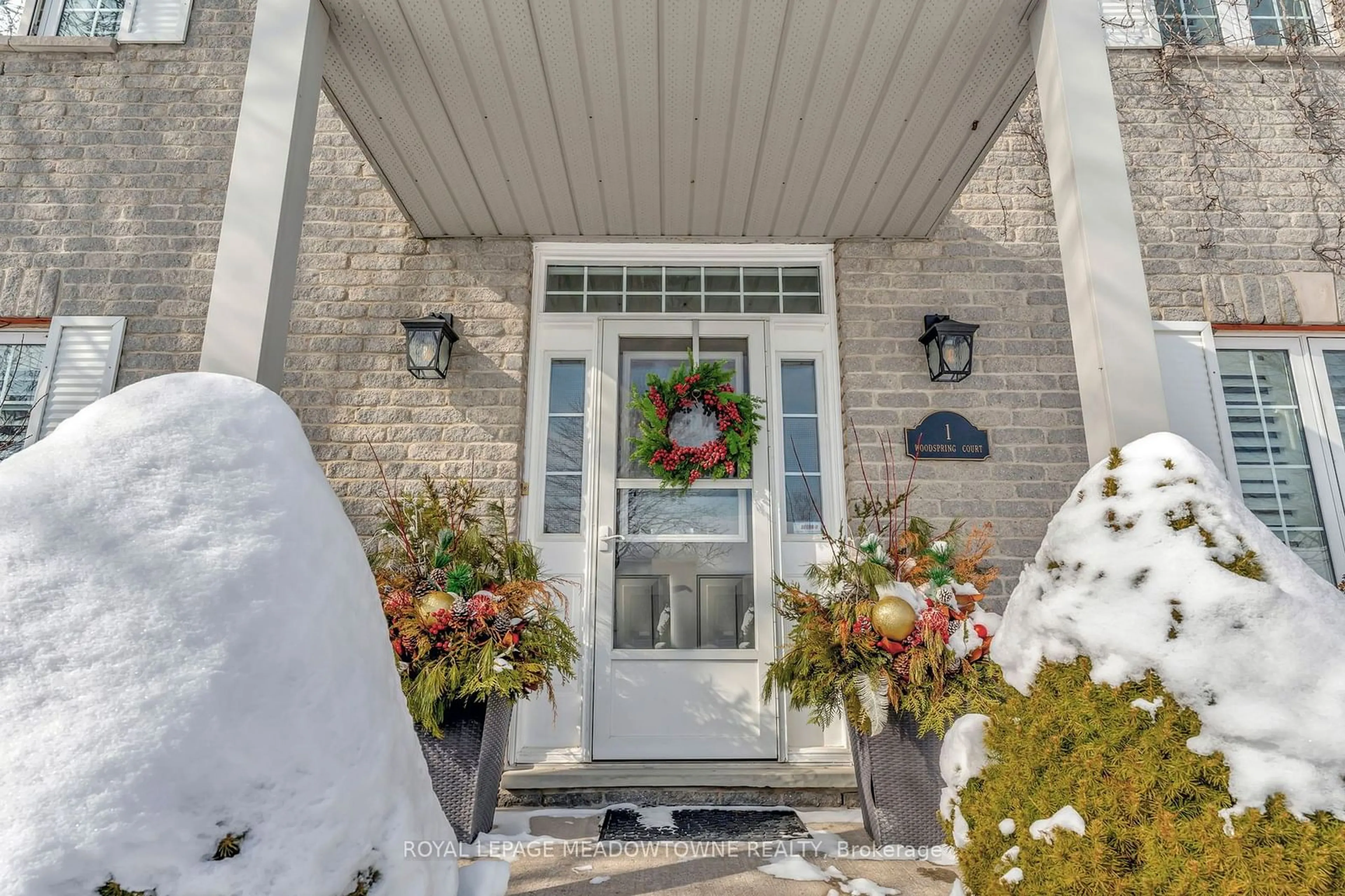 Indoor entryway for 1 Woodspring Crt, Hamilton Ontario L8N 2Z7