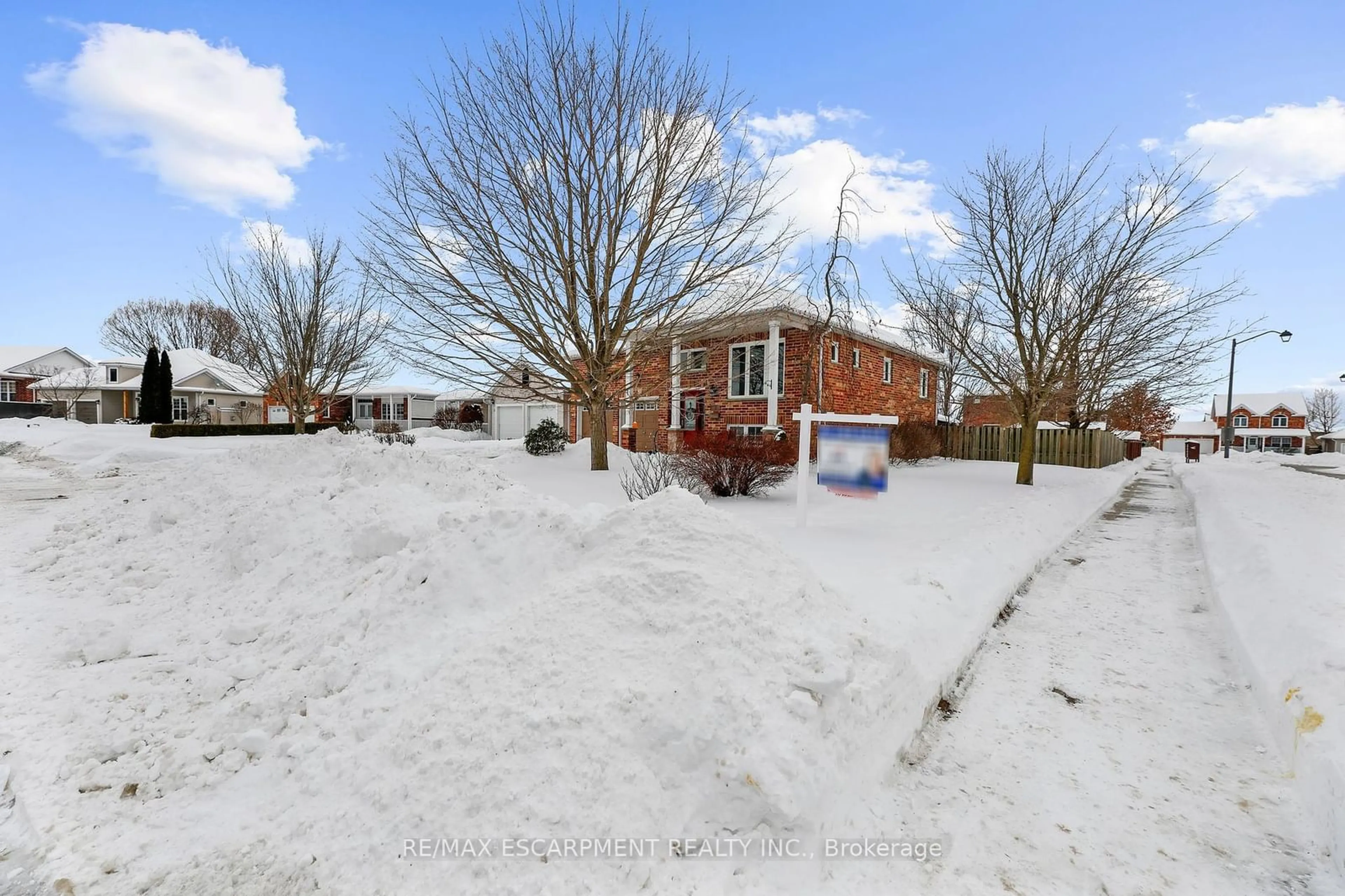 A pic from outside/outdoor area/front of a property/back of a property/a pic from drone, street for 1 BEYNON Crt, Ingersoll Ontario N5C 4G3