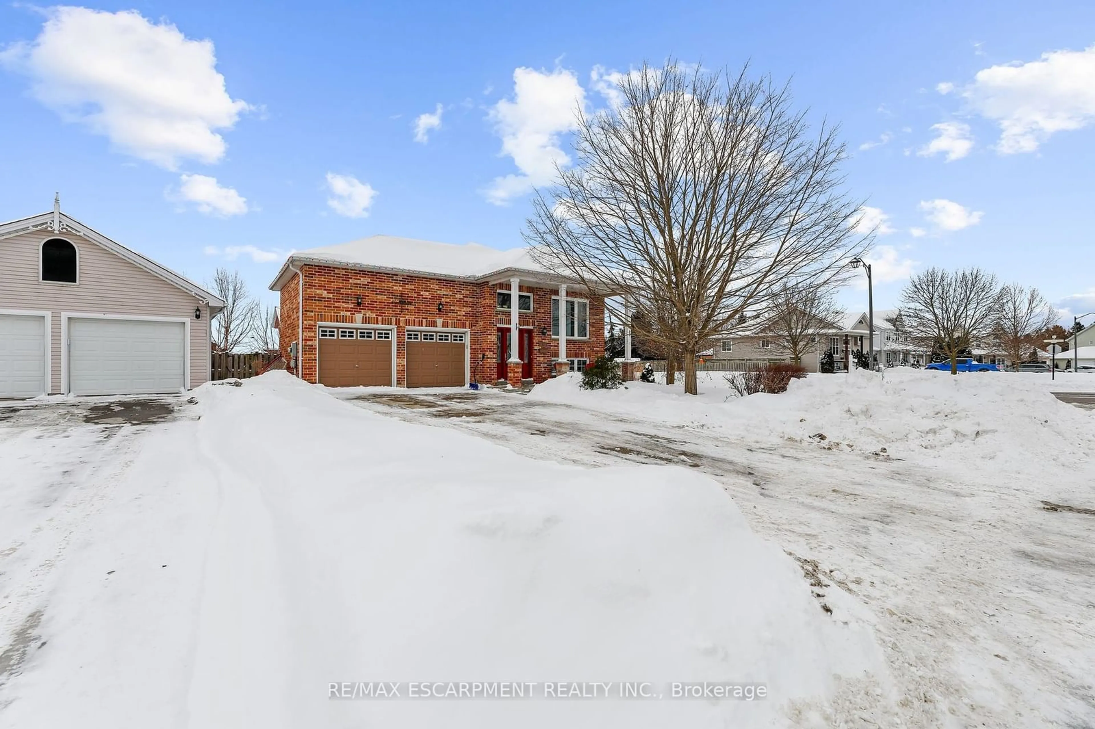 A pic from outside/outdoor area/front of a property/back of a property/a pic from drone, street for 1 BEYNON Crt, Ingersoll Ontario N5C 4G3