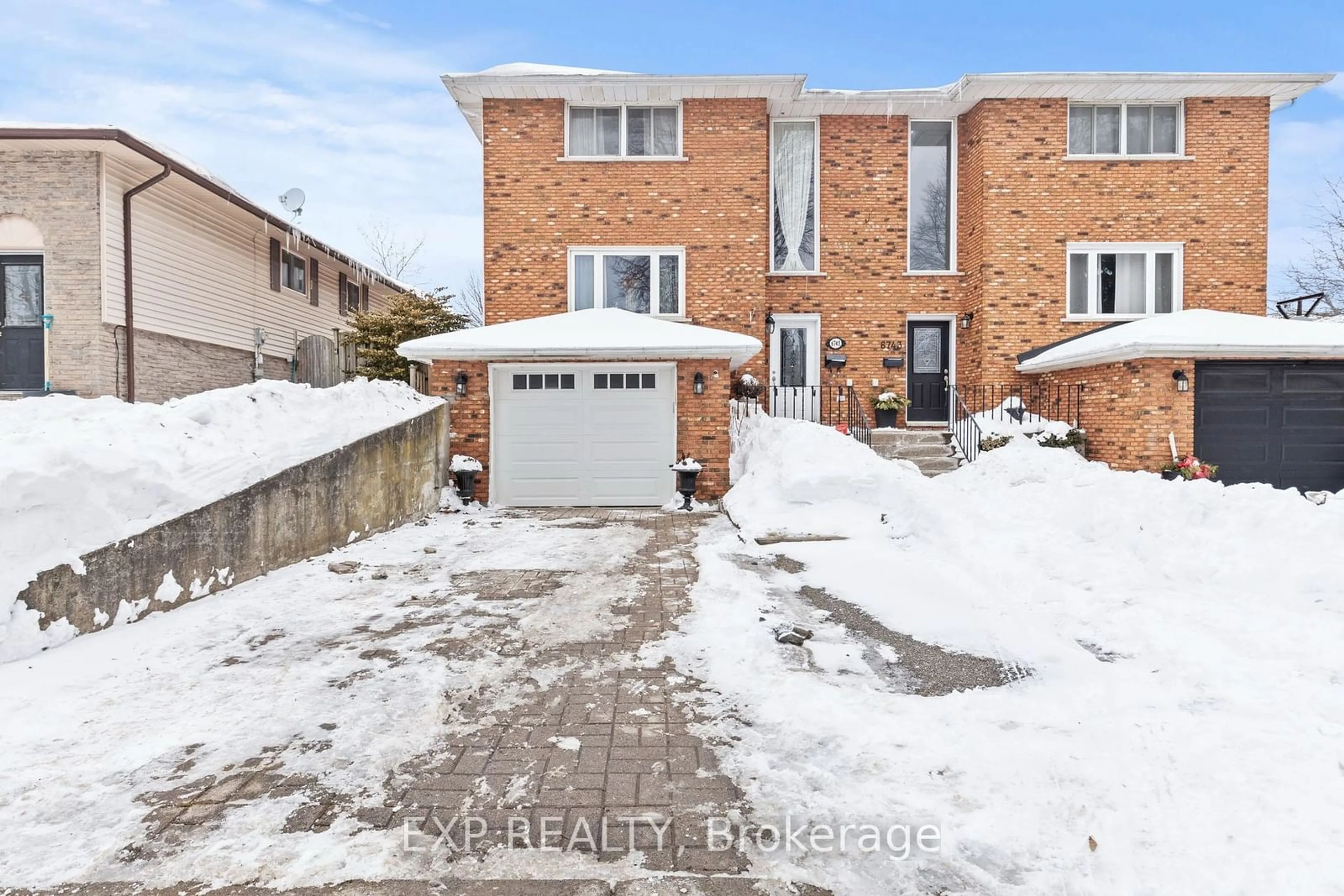 A pic from outside/outdoor area/front of a property/back of a property/a pic from drone, street for 6745 Dawson St, Niagara Falls Ontario L2E 7B6