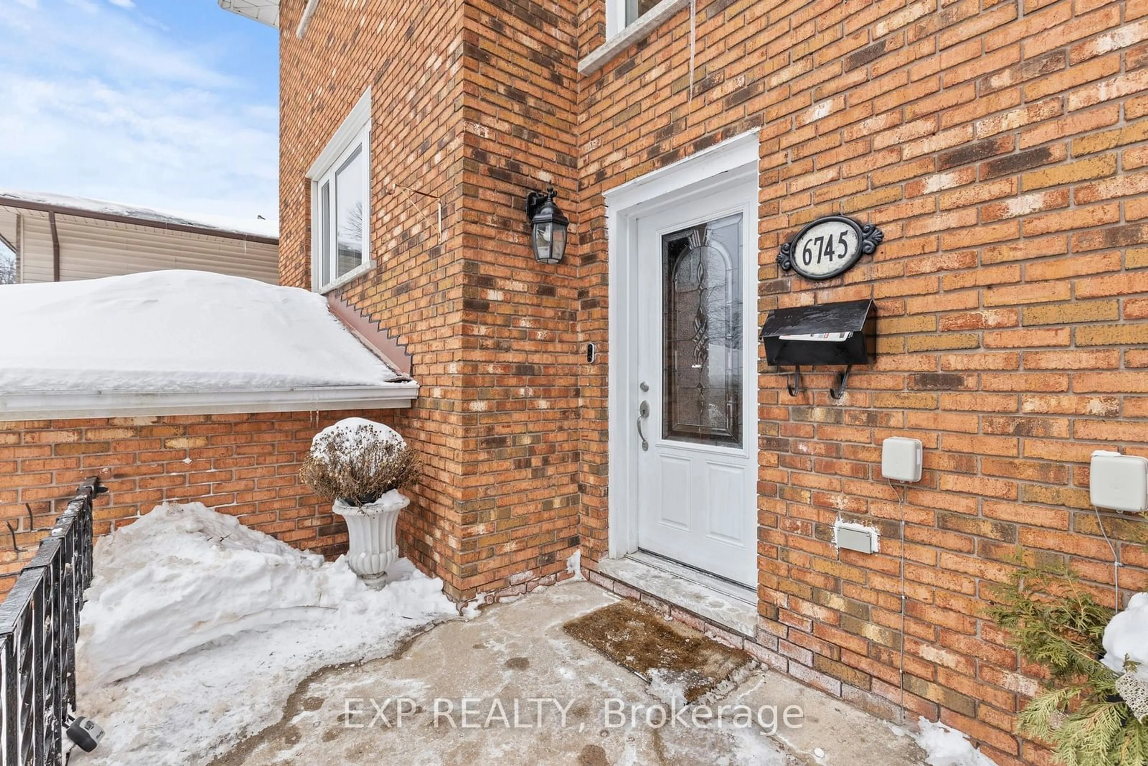 Indoor entryway for 6745 Dawson St, Niagara Falls Ontario L2E 7B6