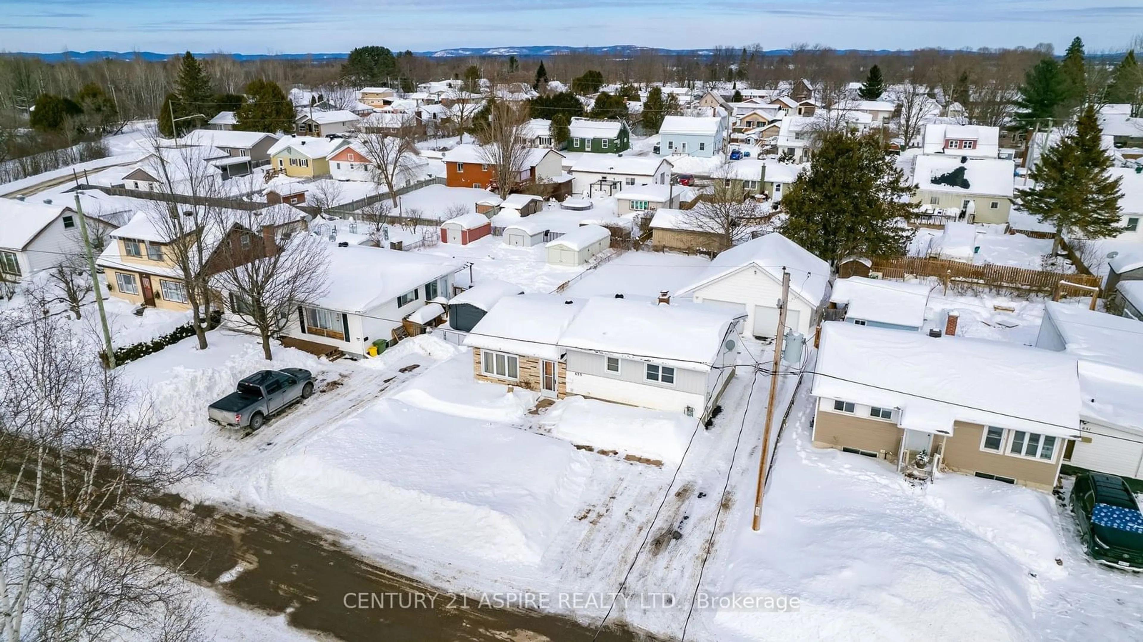 A pic from outside/outdoor area/front of a property/back of a property/a pic from drone, street for 653 Lorne St, Pembroke Ontario K8A 6T1