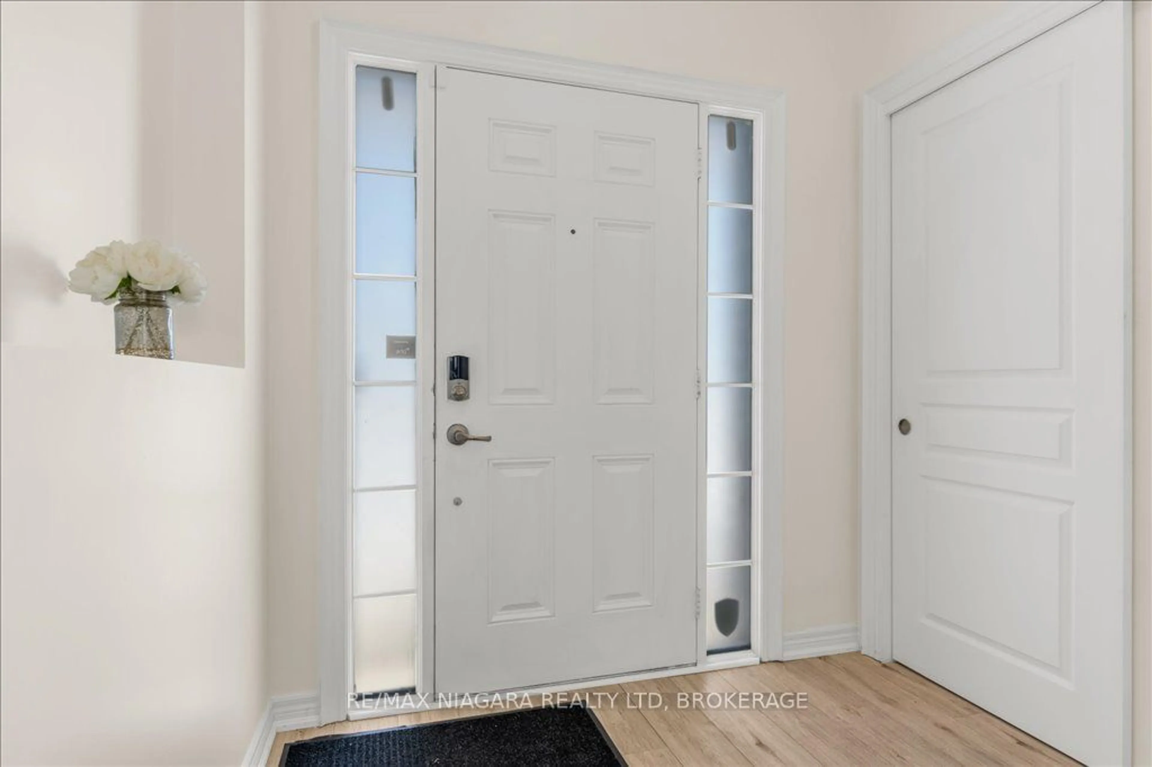 Indoor entryway for 278 Cardinal Cres, Welland Ontario L3C 0B1