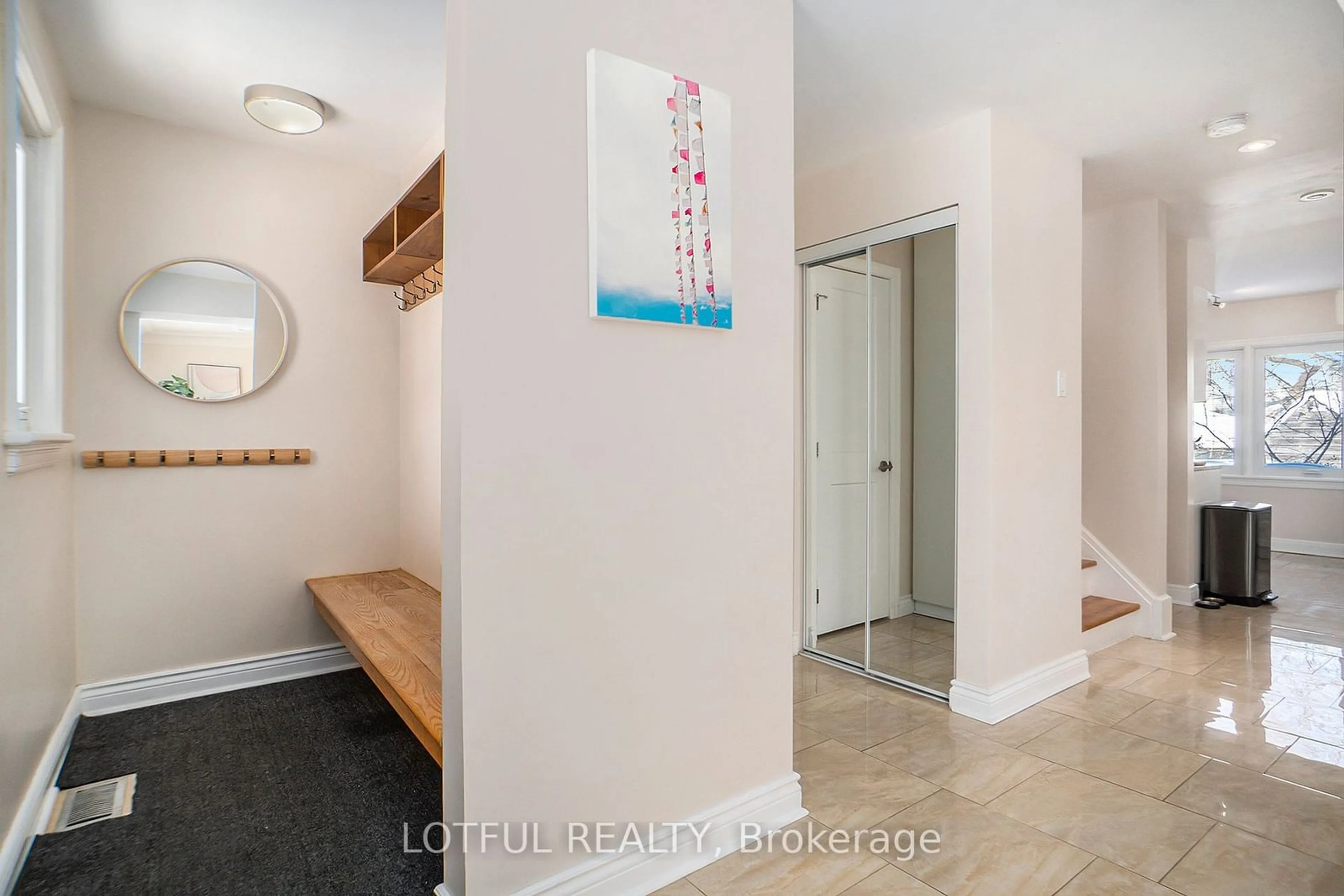 Indoor entryway for 299 OAKDALE Ave, Tunneys Pasture and Ottawa West Ontario K1Y 0E5