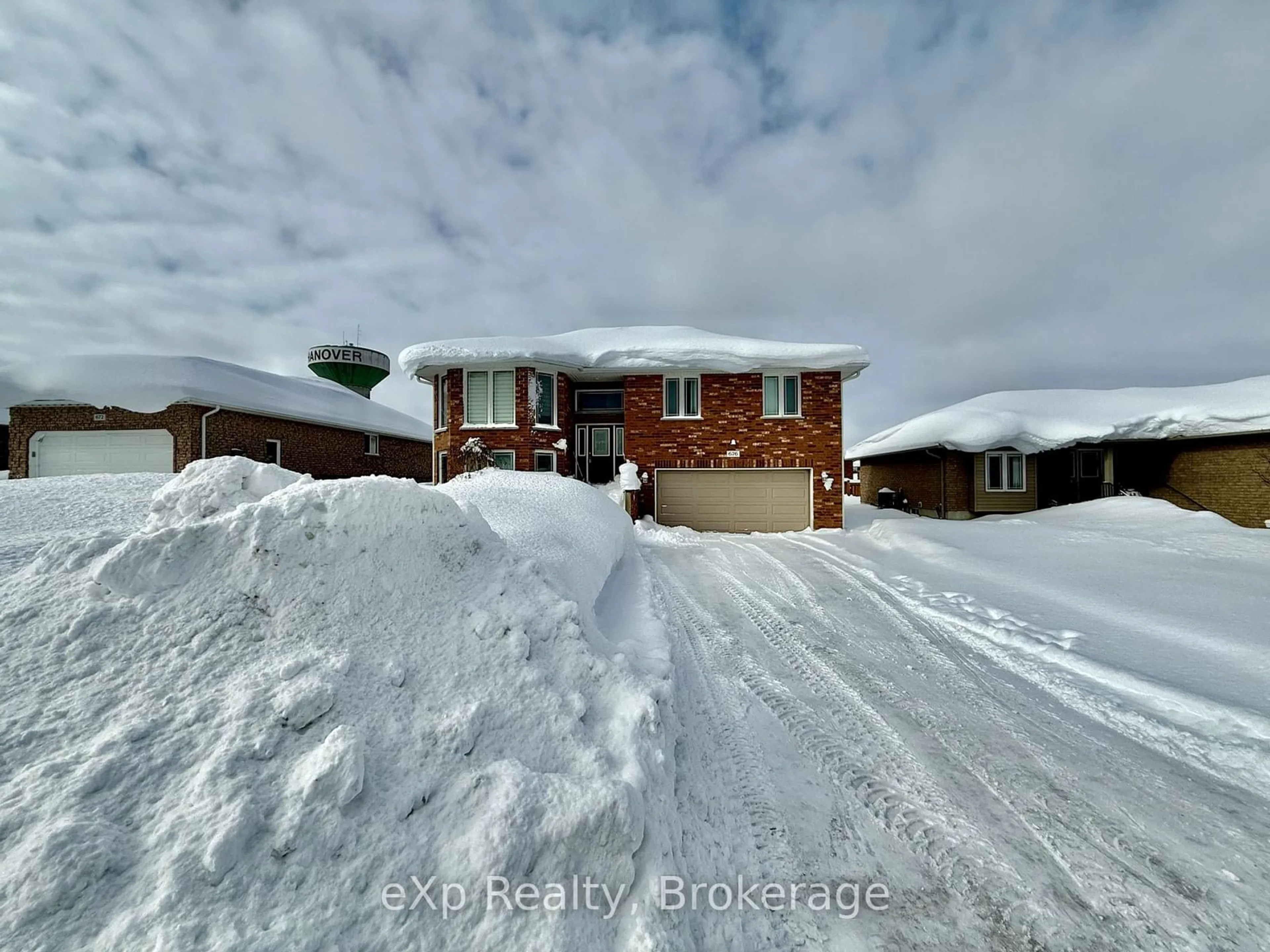 A pic from outside/outdoor area/front of a property/back of a property/a pic from drone, street for 676 23RD Ave, Hanover Ontario N4N 3X4