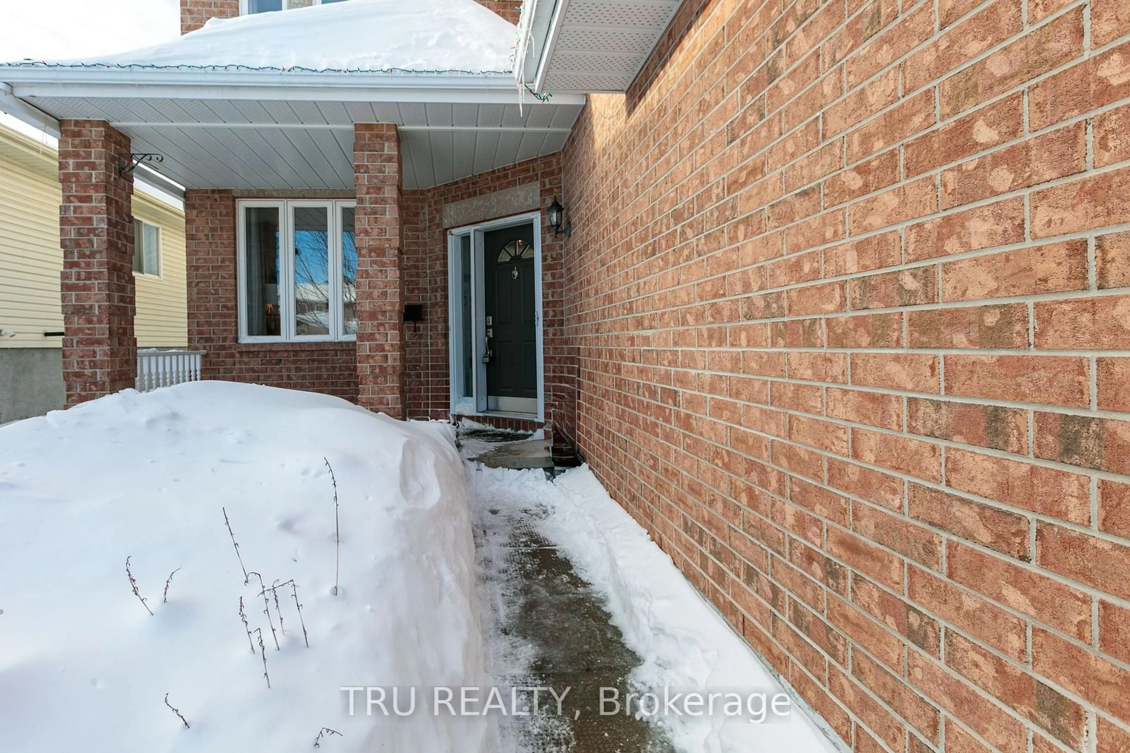 Indoor entryway for 49 Stonepath Cres, Stittsville - Munster - Richmond Ontario K2S 1S4