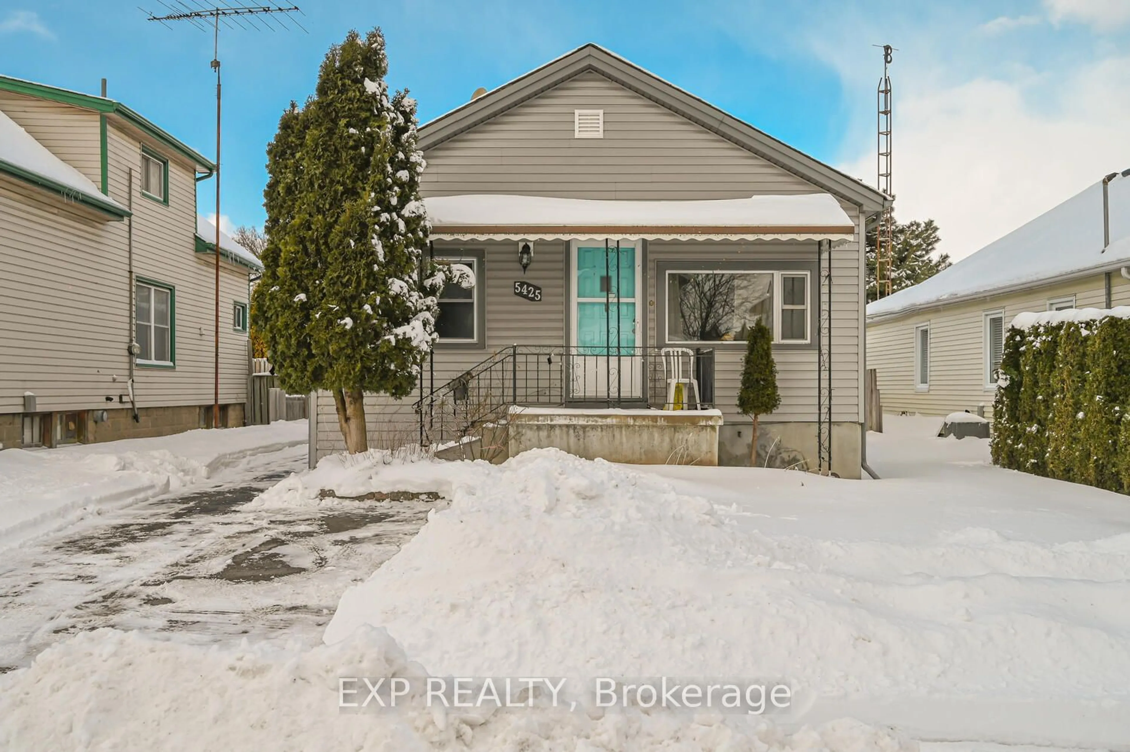 A pic from outside/outdoor area/front of a property/back of a property/a pic from drone, street for 5425 Cedar St, Niagara Falls Ontario L2E 2V4