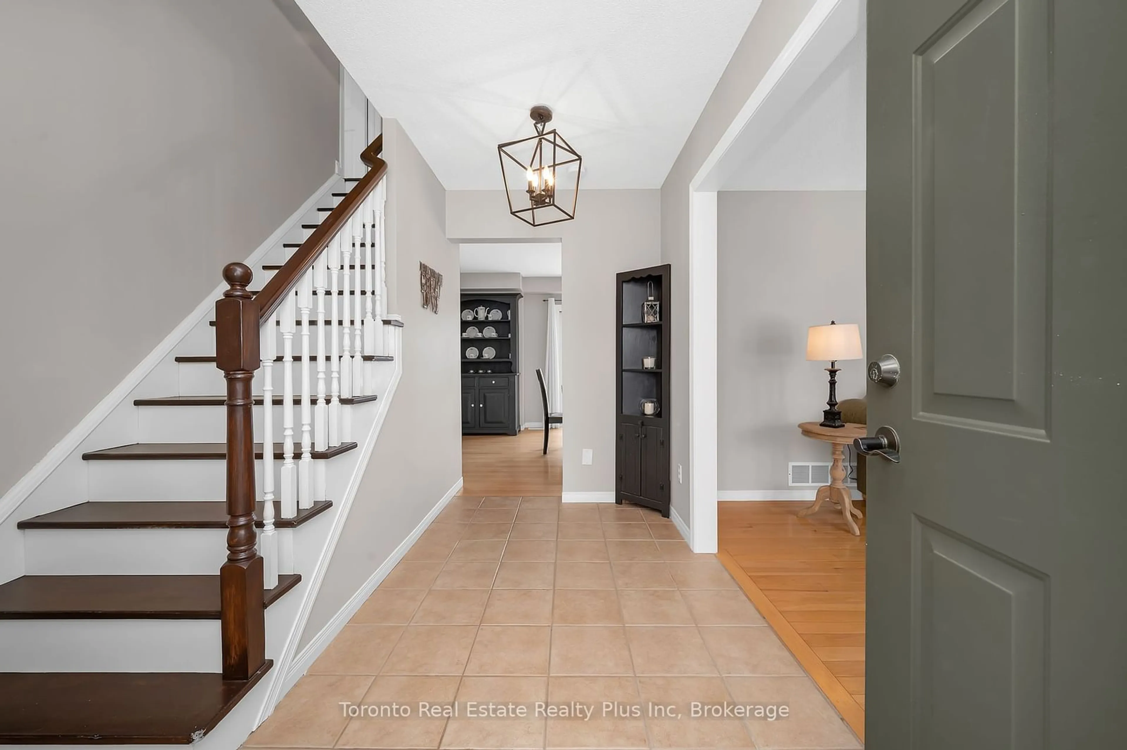 Indoor entryway for 47 Dunrobin Dr, Haldimand Ontario N3W 2N7