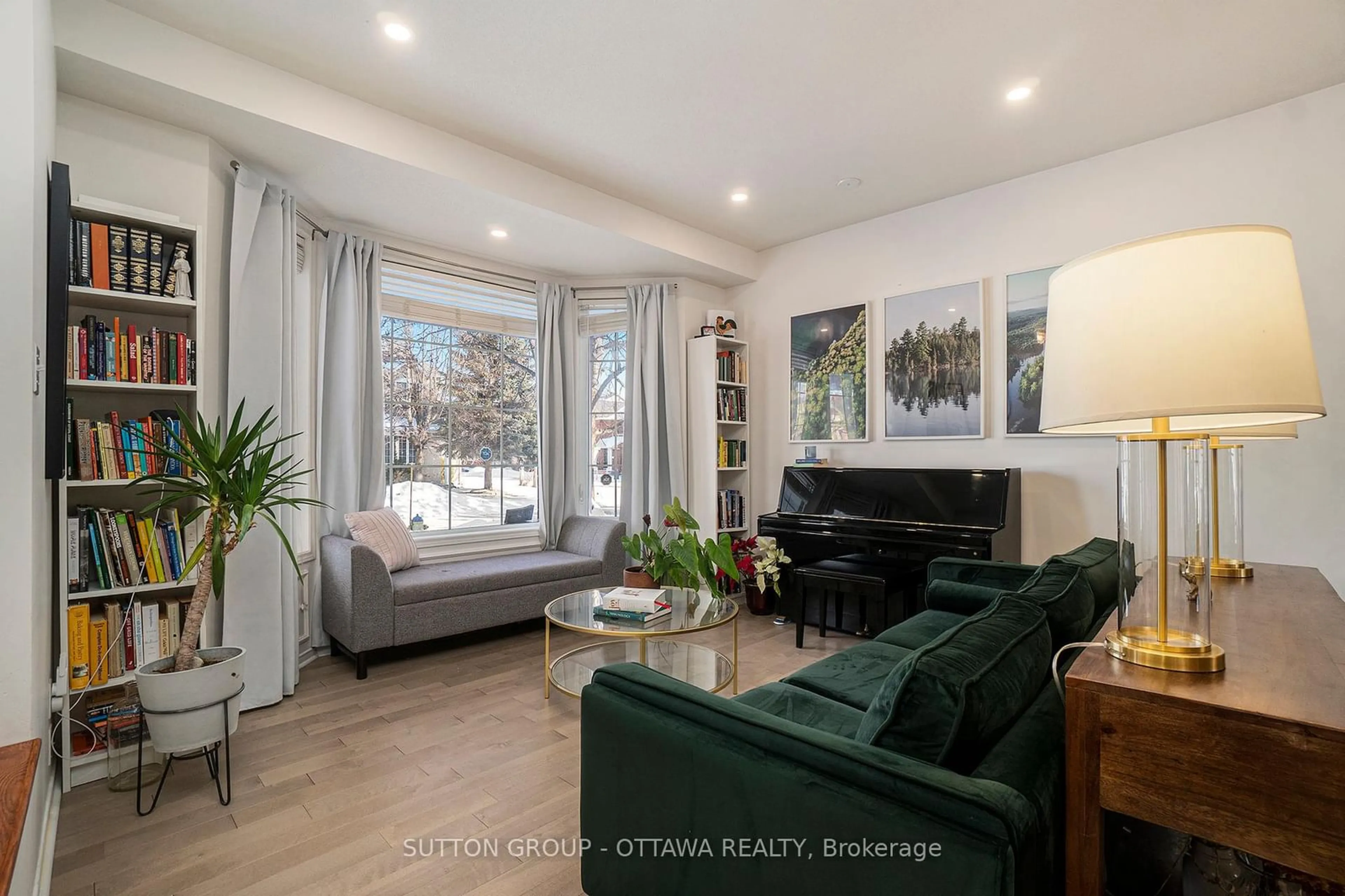 Living room with furniture, wood/laminate floor for 2205 Blue Willow Cres, Orleans - Convent Glen and Area Ontario K1W 1K6