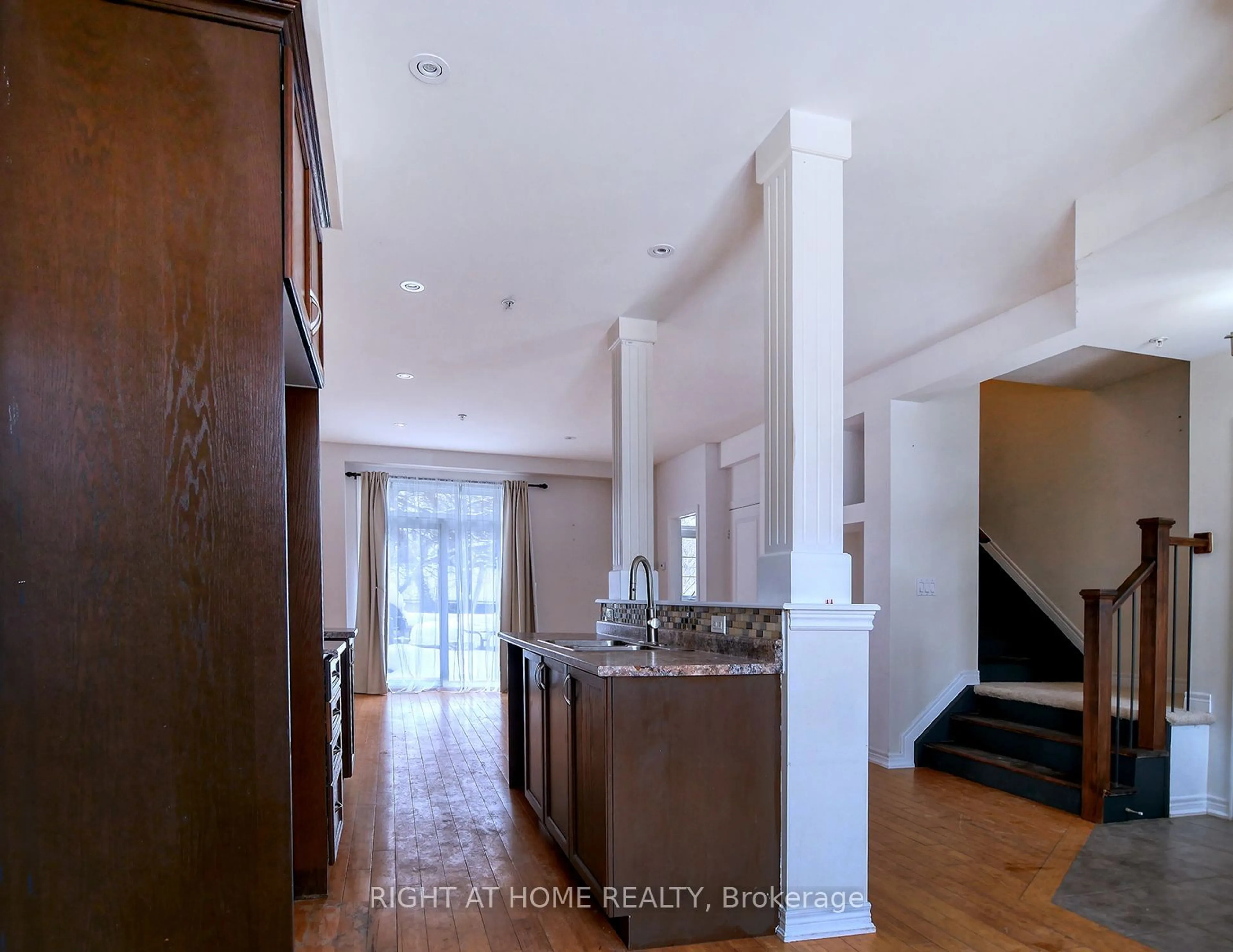 Indoor entryway for 13 Hilts Crt, St. Catharines Ontario L2P 0C9