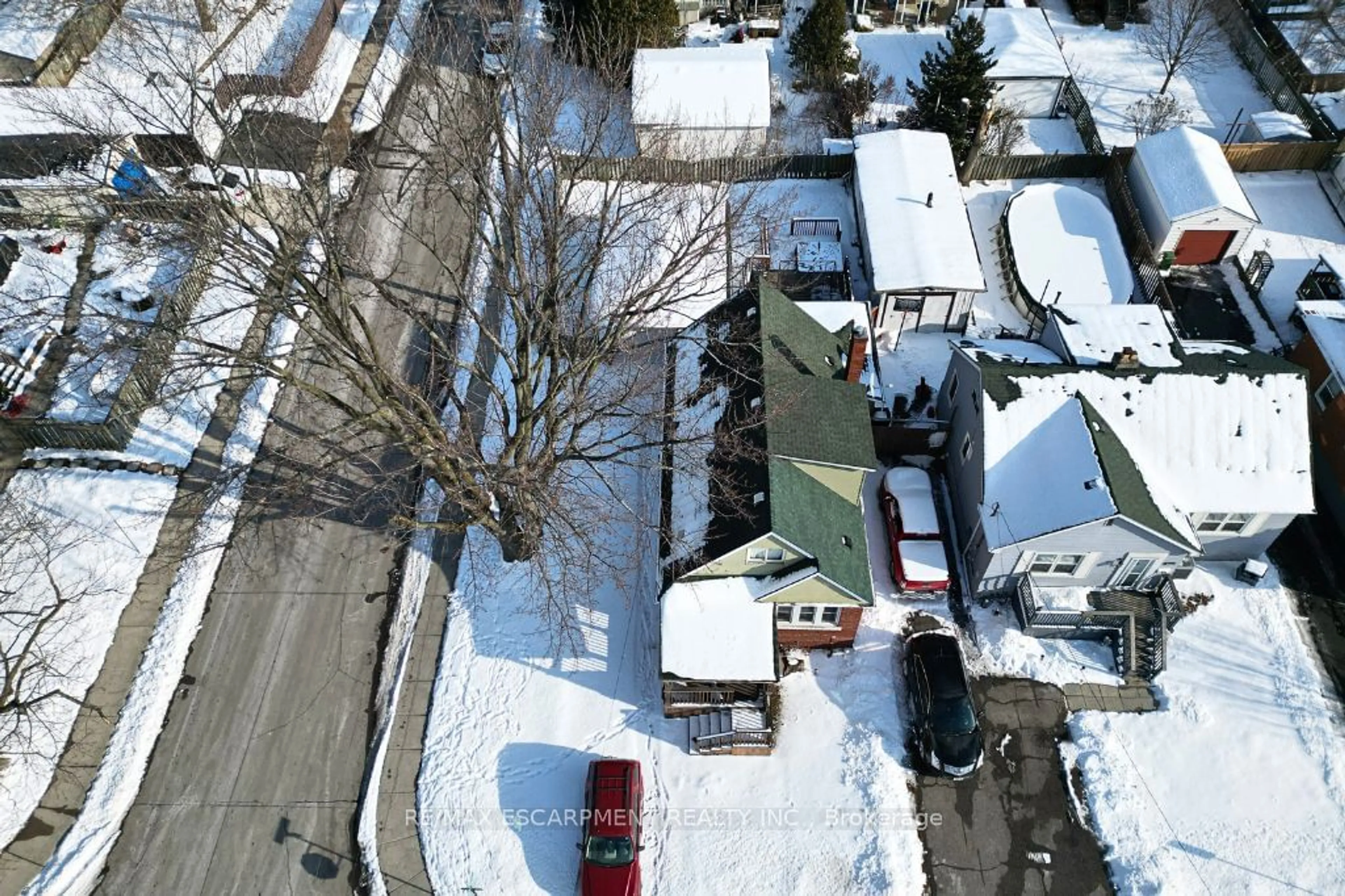 A pic from outside/outdoor area/front of a property/back of a property/a pic from drone, street for 215 Walter Ave, Hamilton Ontario L8K 3L3