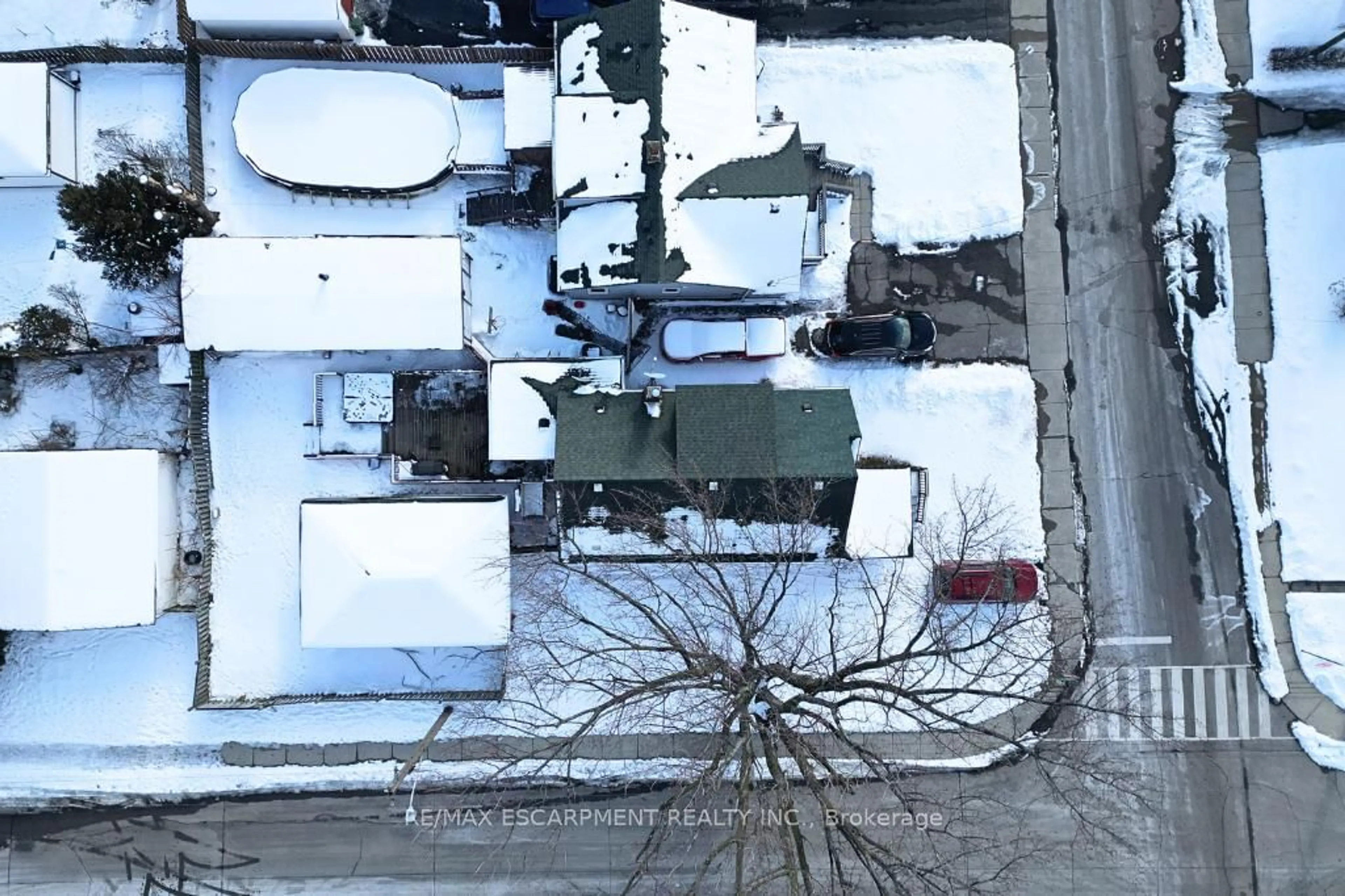 A pic from outside/outdoor area/front of a property/back of a property/a pic from drone, unknown for 215 Walter Ave, Hamilton Ontario L8K 3L3