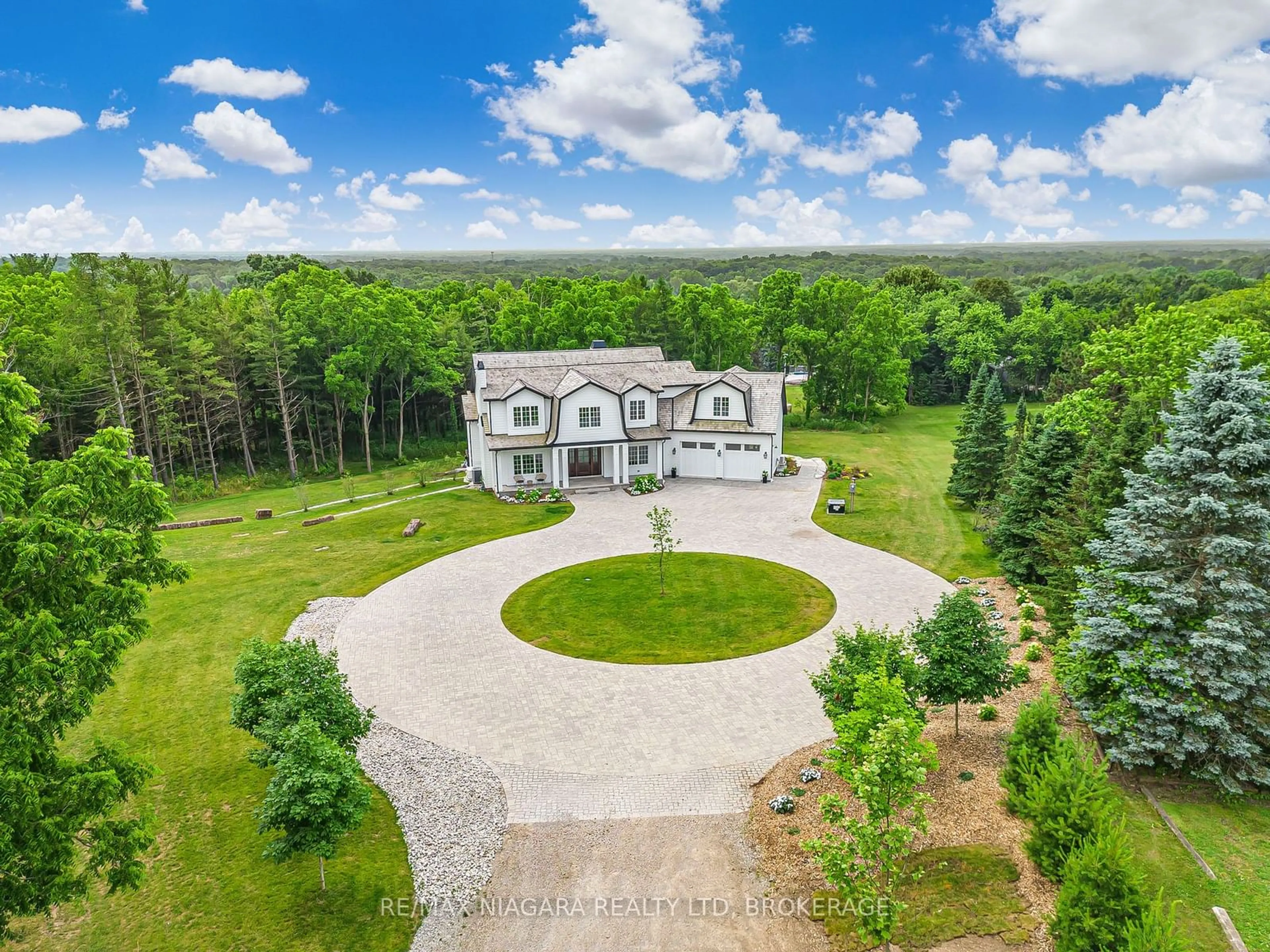 A pic from outside/outdoor area/front of a property/back of a property/a pic from drone, unknown for 338 Highway 20, Pelham Ontario L0S 1C0