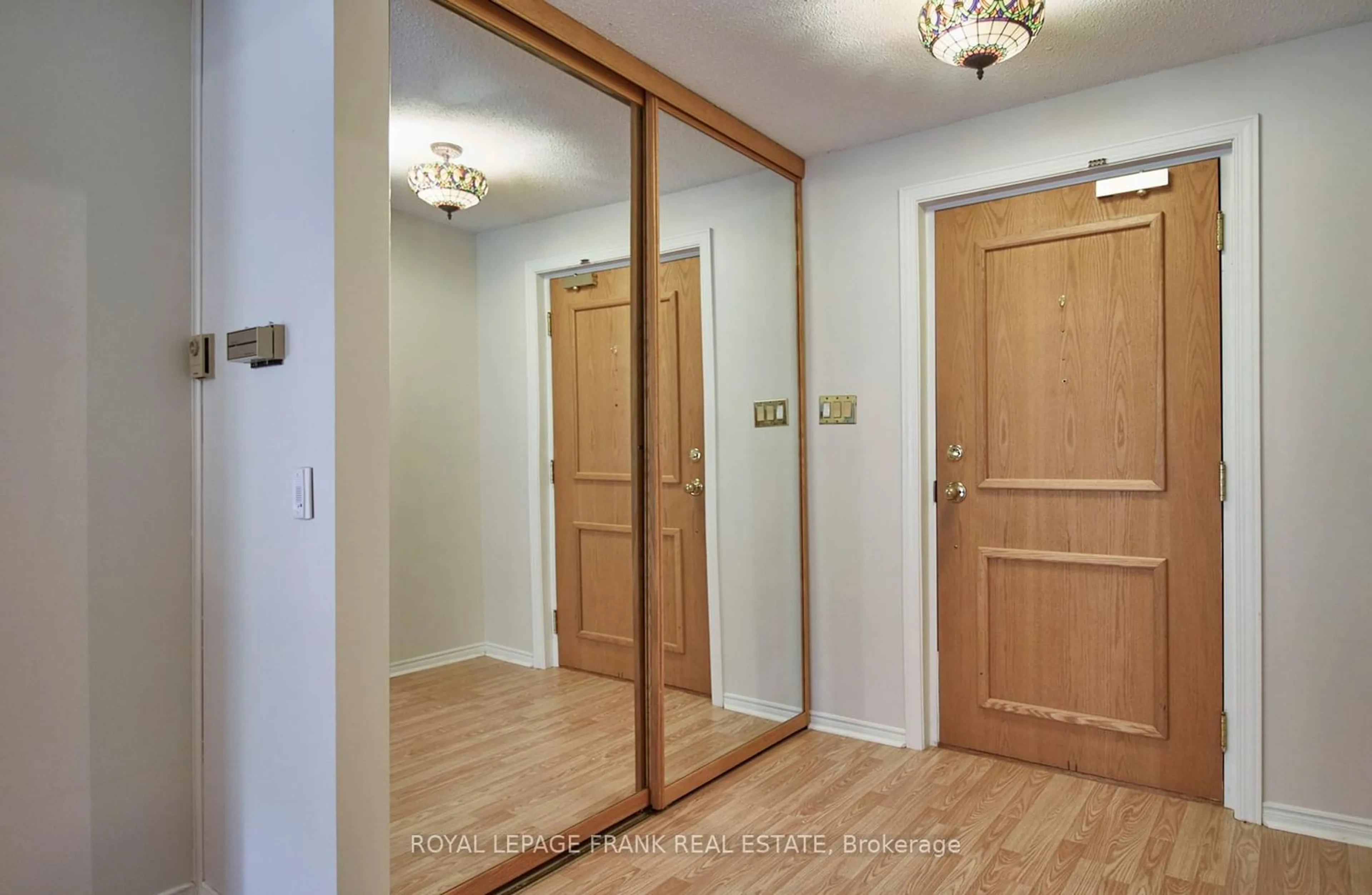 Indoor foyer for 635 Whitaker St #10, Peterborough Ontario K9H 7L5