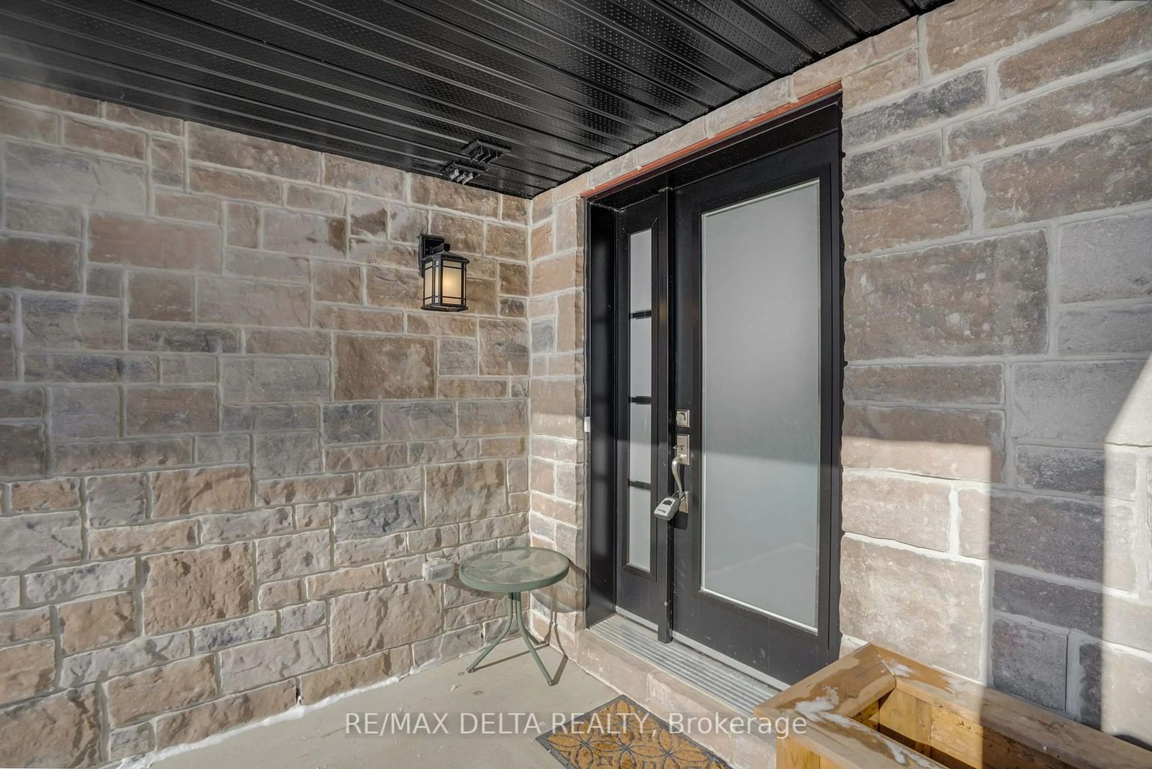 Indoor entryway for 52 Johanne St, Clarence-Rockland Ontario K4K 0M3