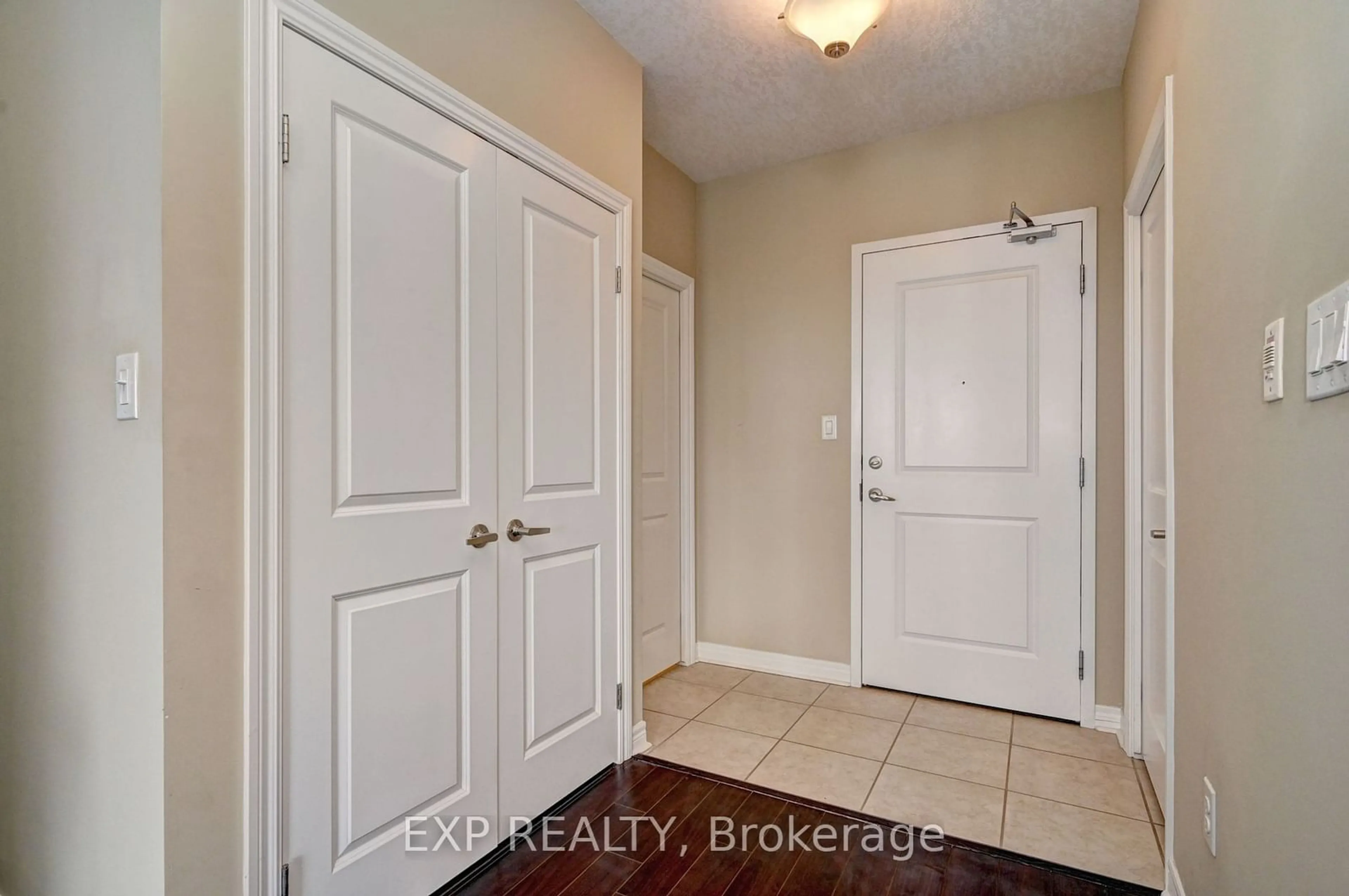 Indoor entryway for 539 Belmont Ave #1104, Kitchener Ontario N2M 0A2