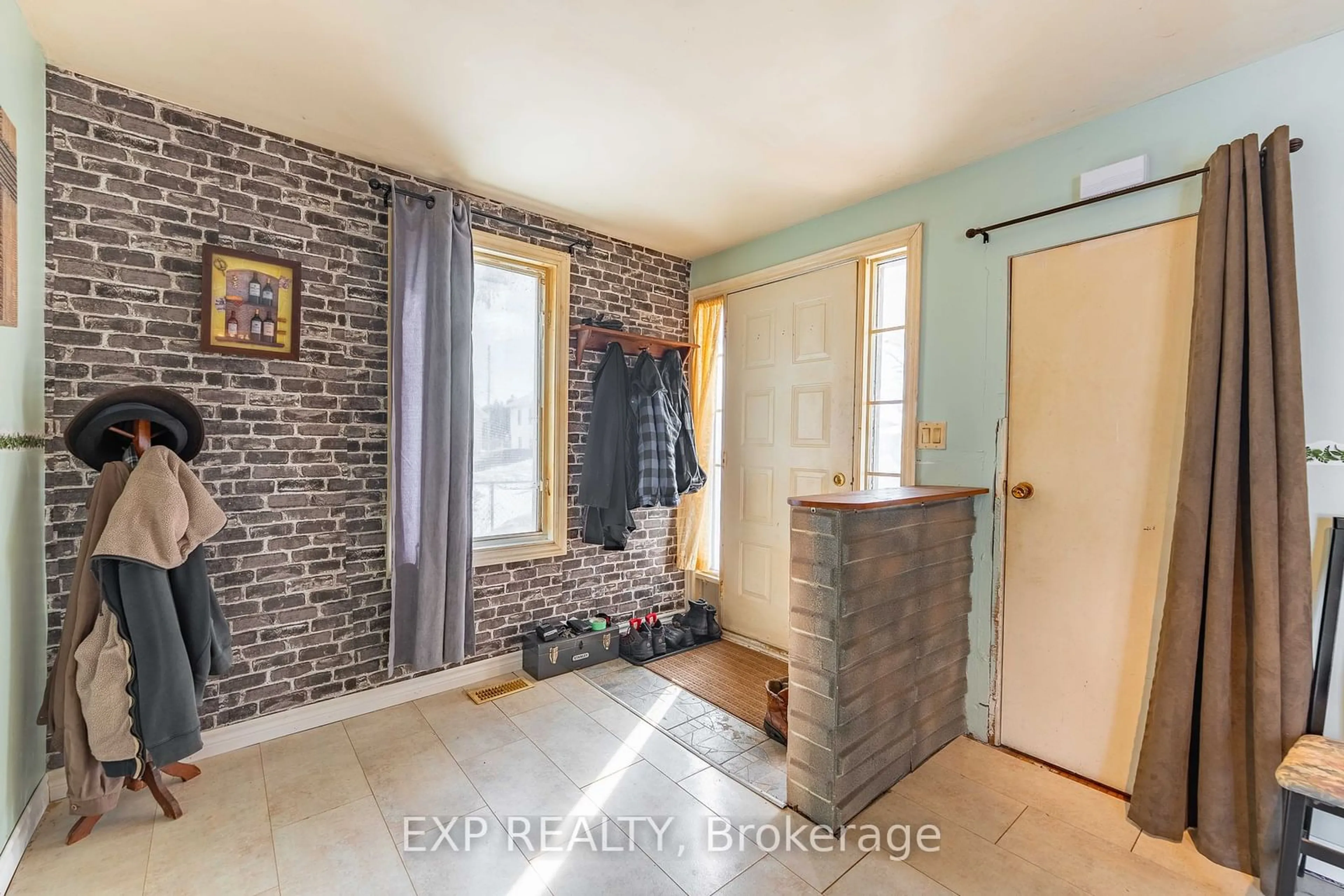 Indoor entryway for 34 FOURNIER St, Alfred and Plantagenet Ontario K0B 1A0