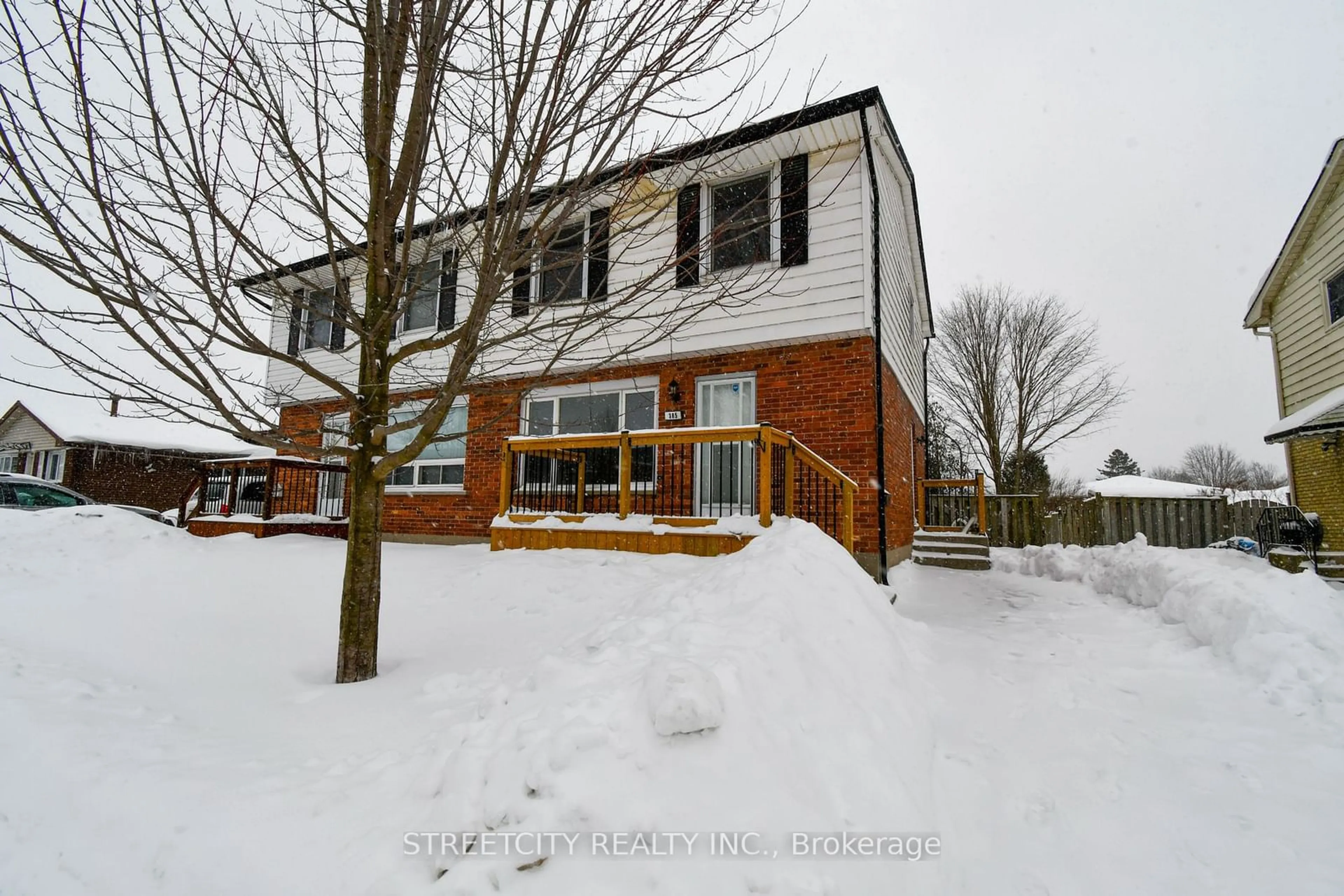 A pic from outside/outdoor area/front of a property/back of a property/a pic from drone, building for 385 Admiral Dr, London Ontario N5V 1J3