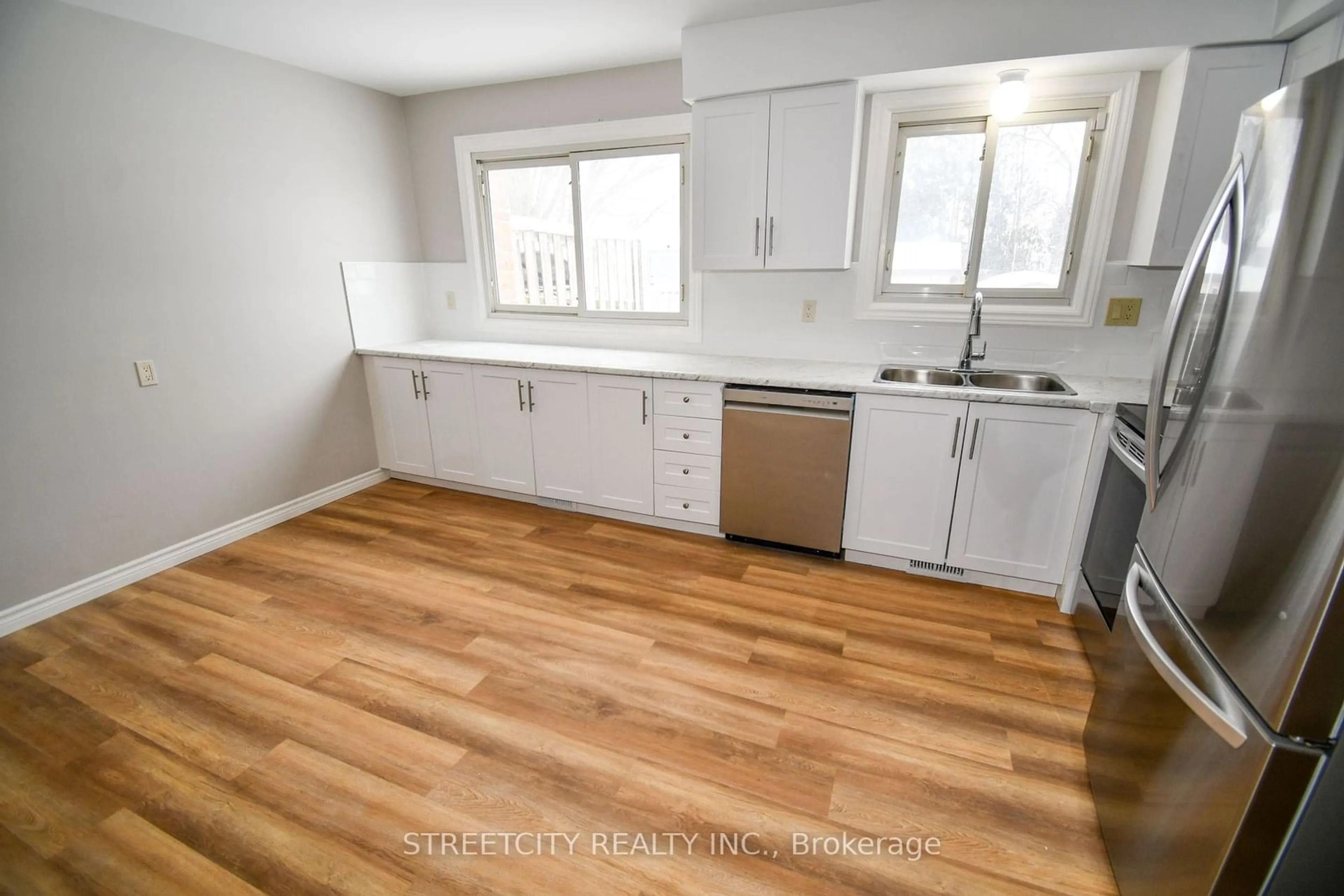 Standard kitchen, wood/laminate floor for 385 Admiral Dr, London Ontario N5V 1J3