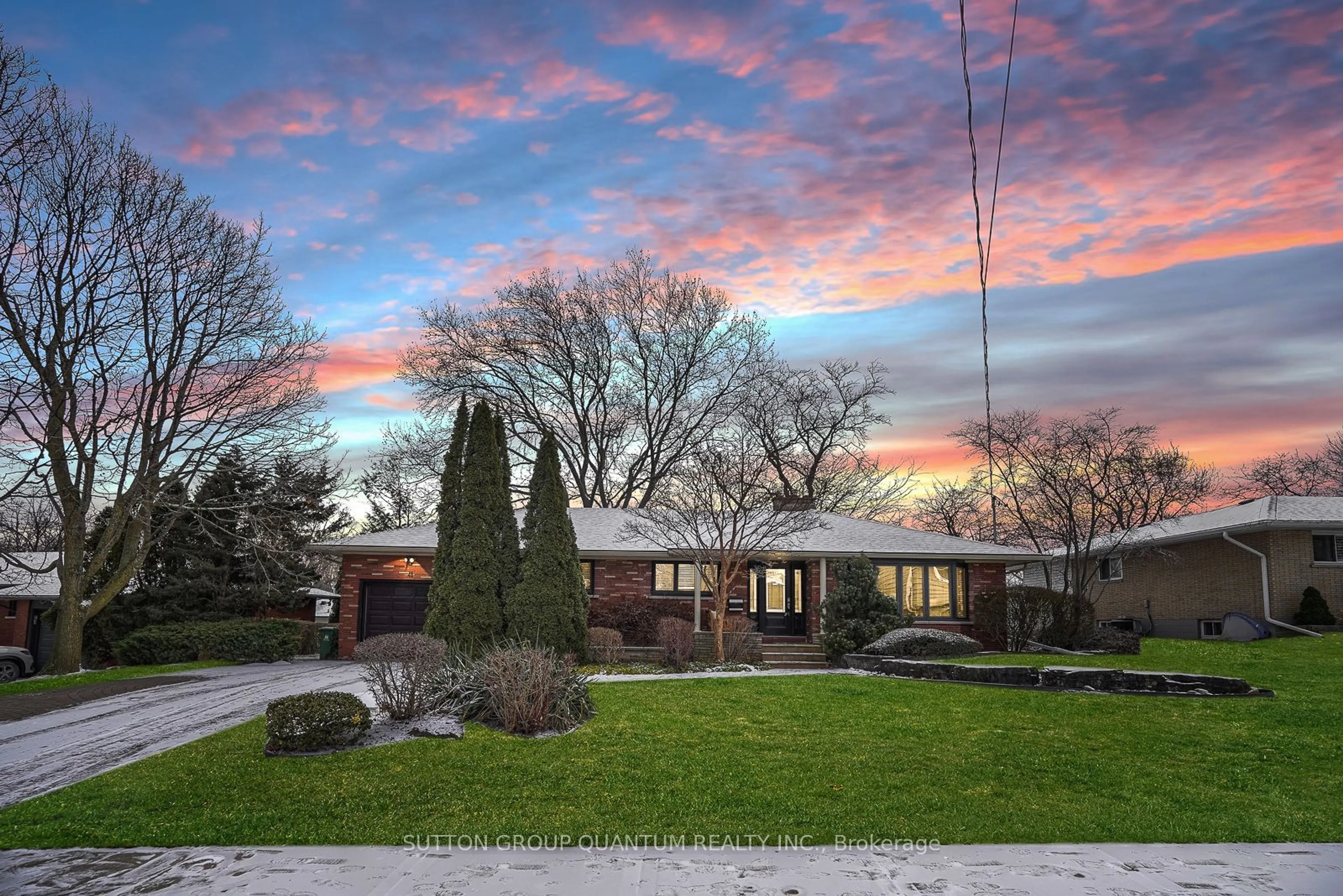 A pic from outside/outdoor area/front of a property/back of a property/a pic from drone, street for 41 Felker Cres, Hamilton Ontario L8G 2A6