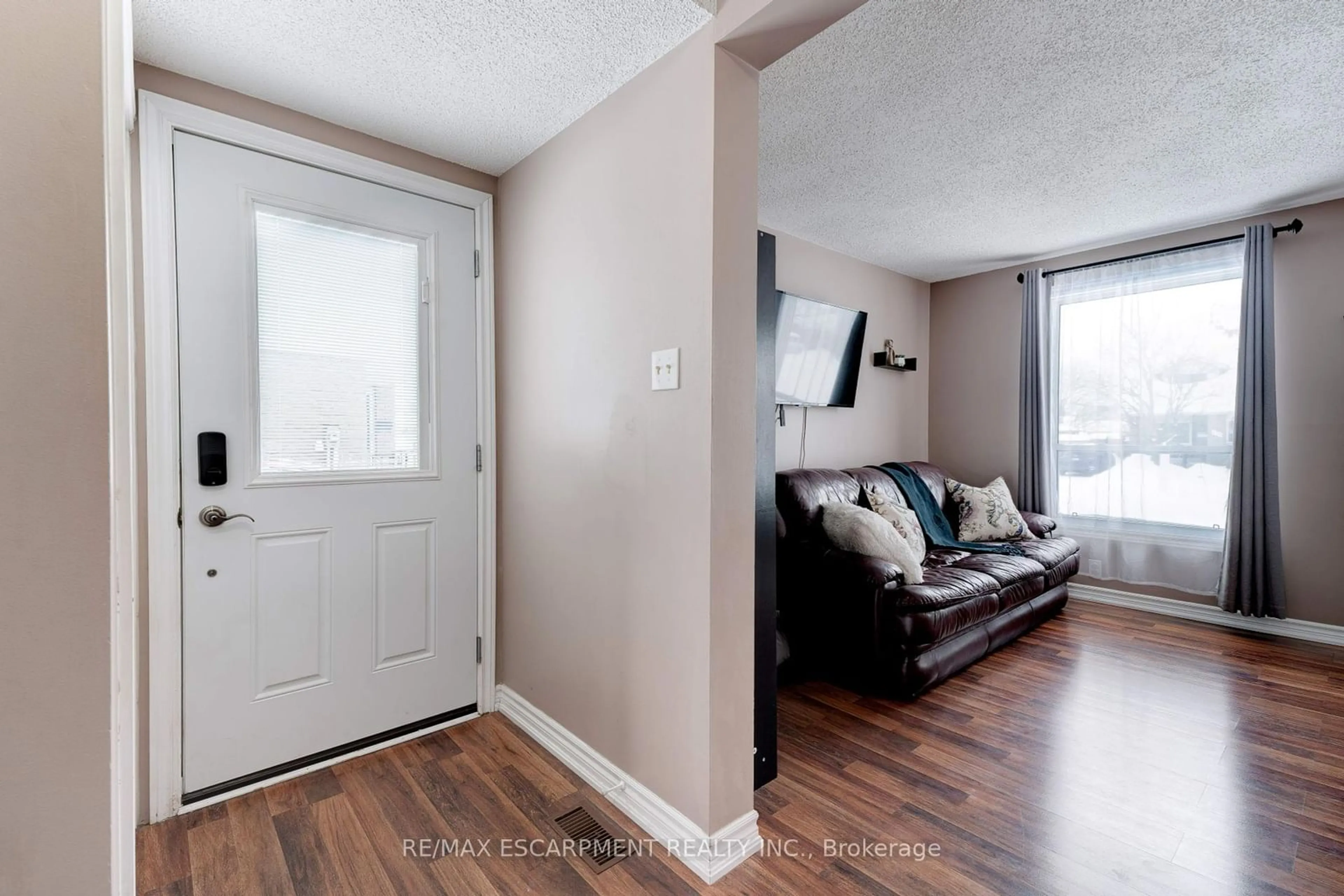 Indoor entryway for 138 Sekura Cres, Cambridge Ontario N1R 7E9