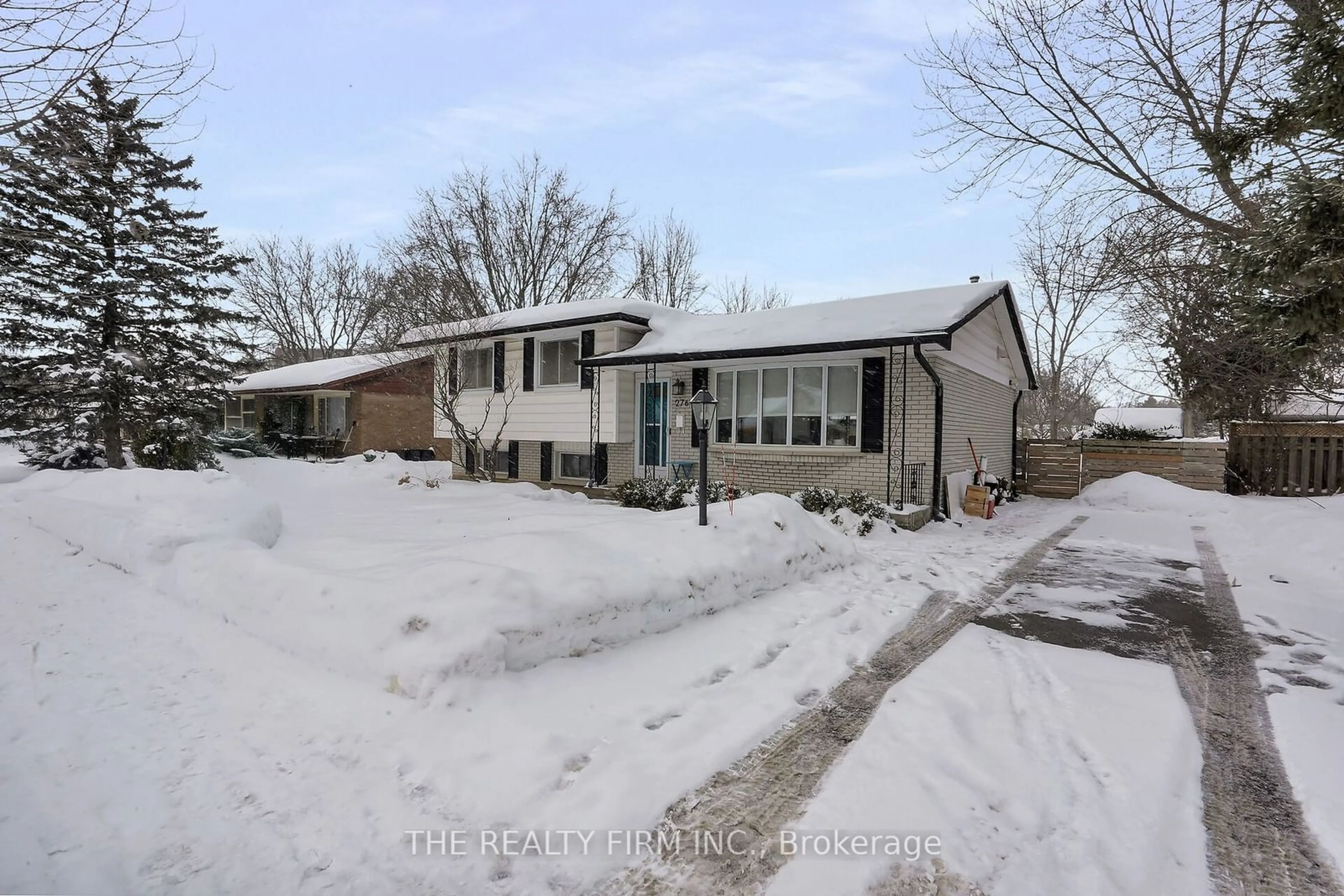 A pic from outside/outdoor area/front of a property/back of a property/a pic from drone, street for 276 Robin Rd, London Ontario N6J 1S6