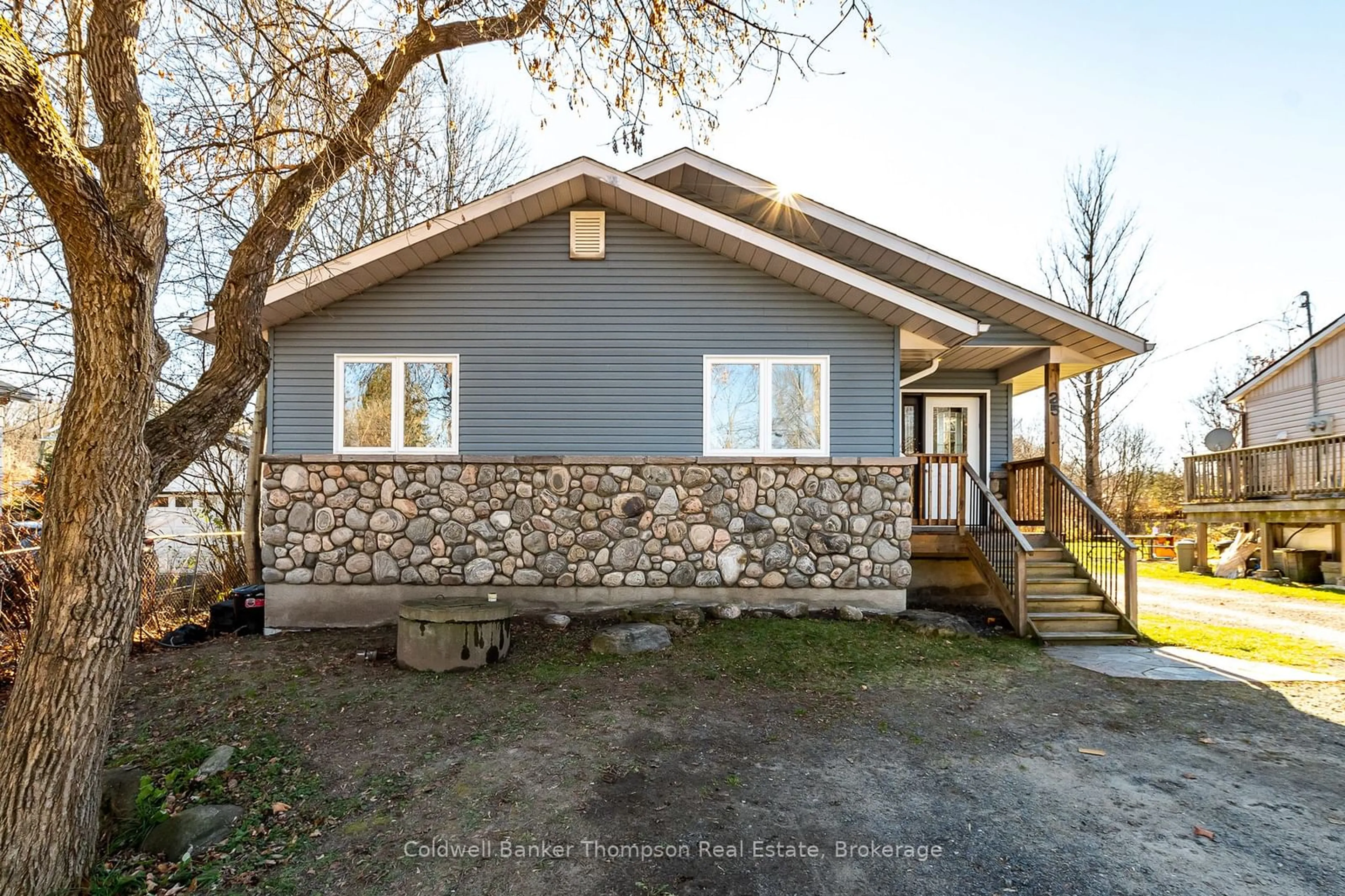 Home with vinyl exterior material, unknown for 25 East Elliott St, Huntsville Ontario P1H 1W7