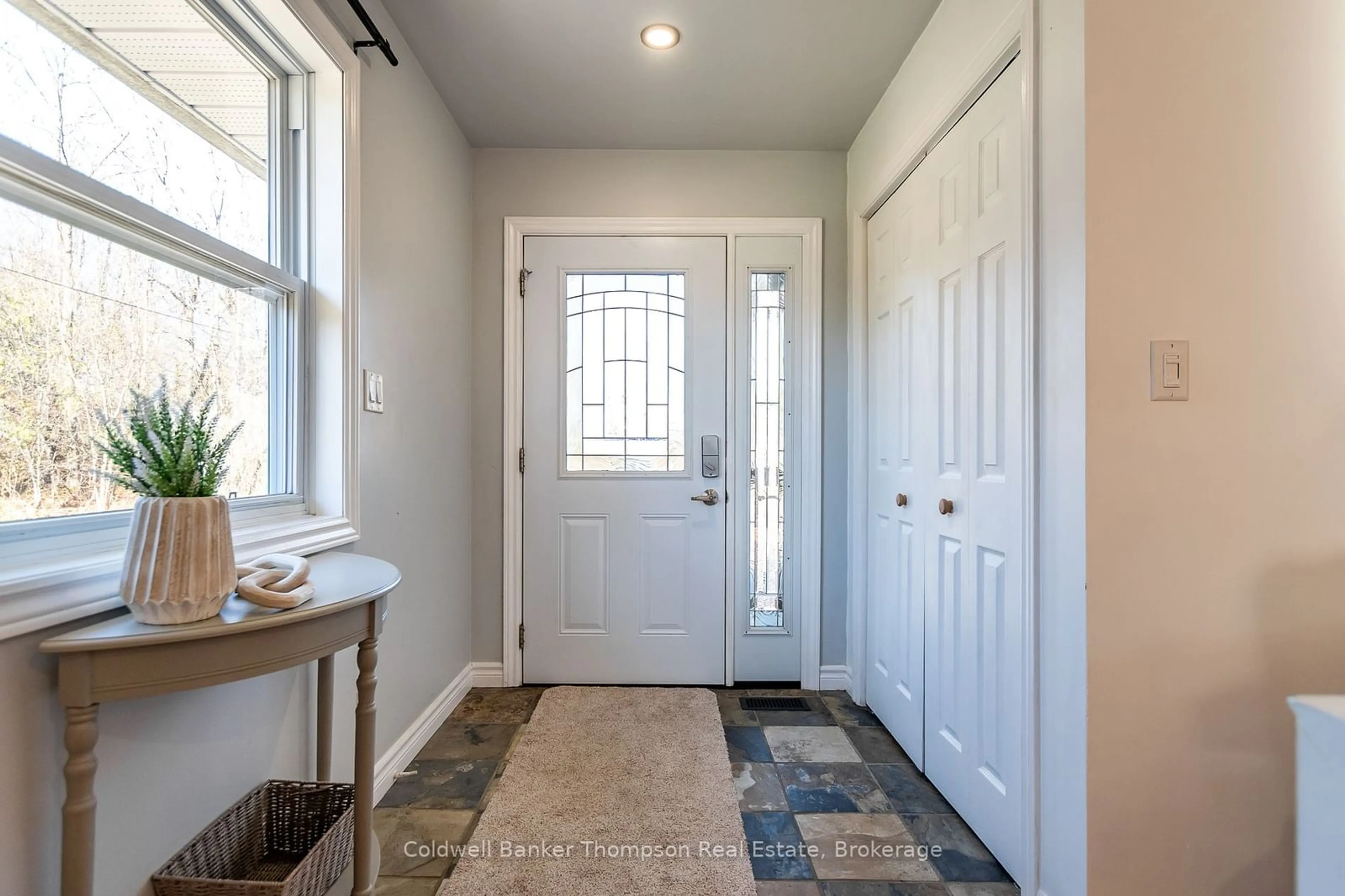 Indoor entryway for 25 East Elliott St, Huntsville Ontario P1H 1W7