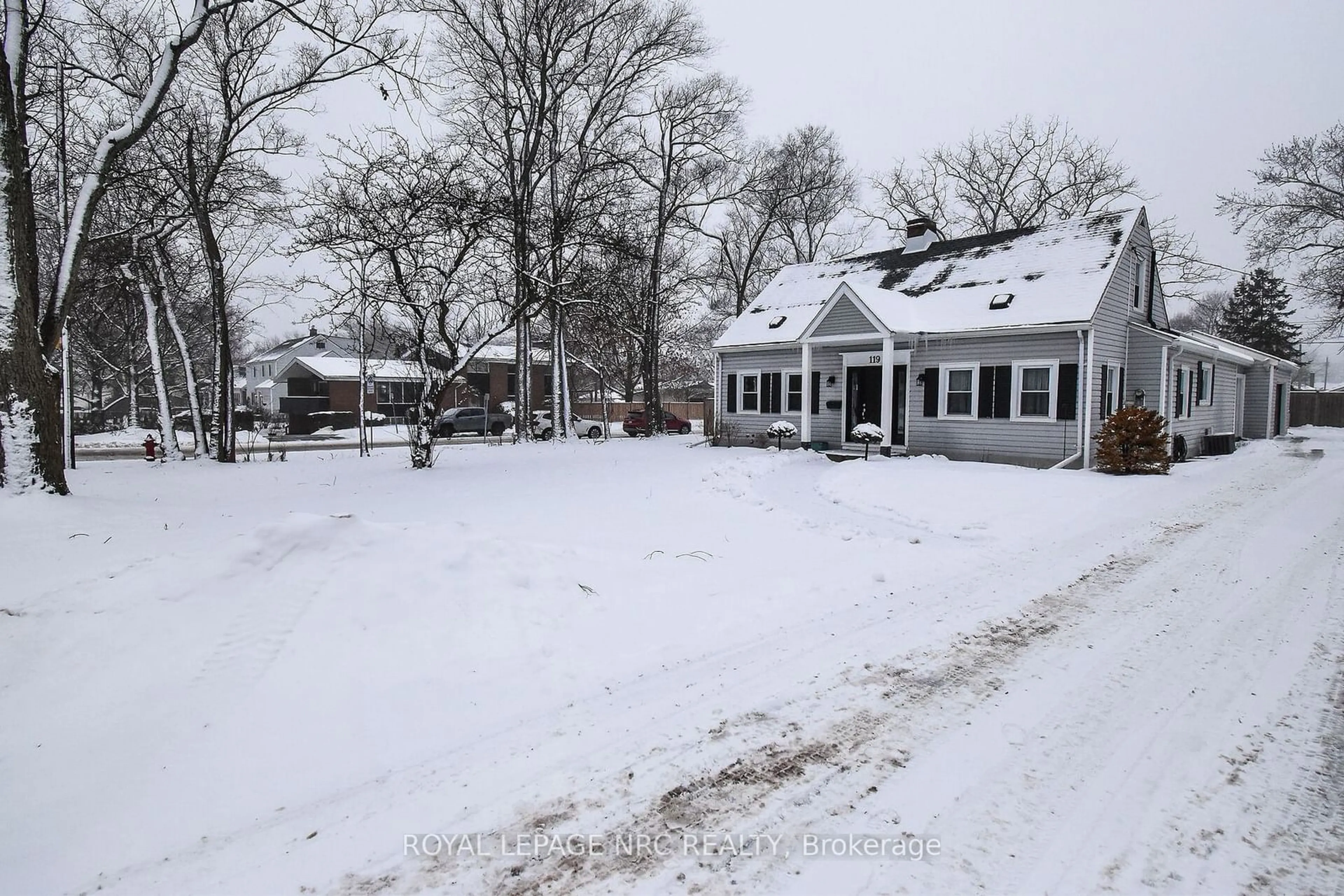 A pic from outside/outdoor area/front of a property/back of a property/a pic from drone, street for 119 First Ave, Welland Ontario L3C 1Y1