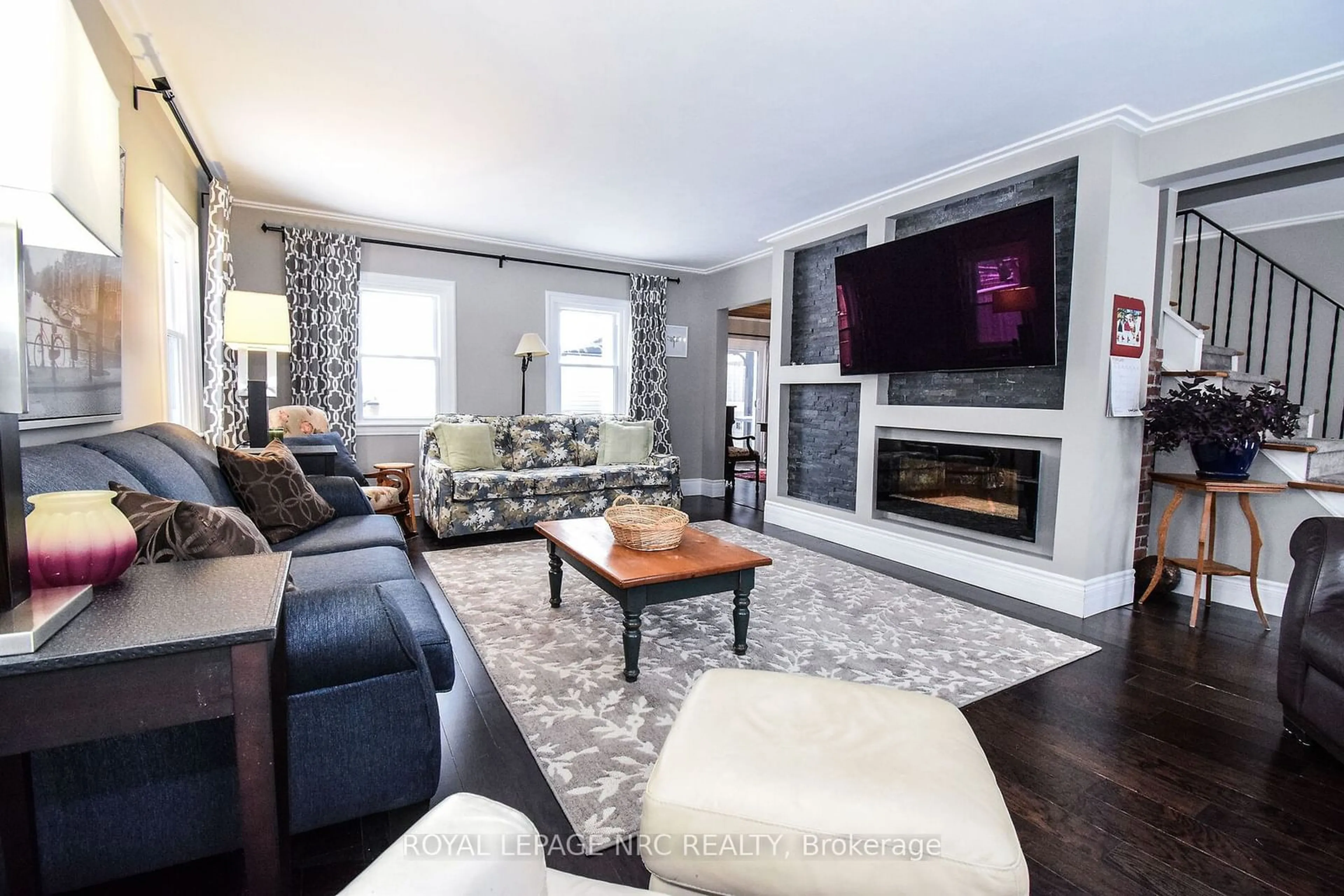 Living room with furniture, unknown for 119 First Ave, Welland Ontario L3C 1Y1