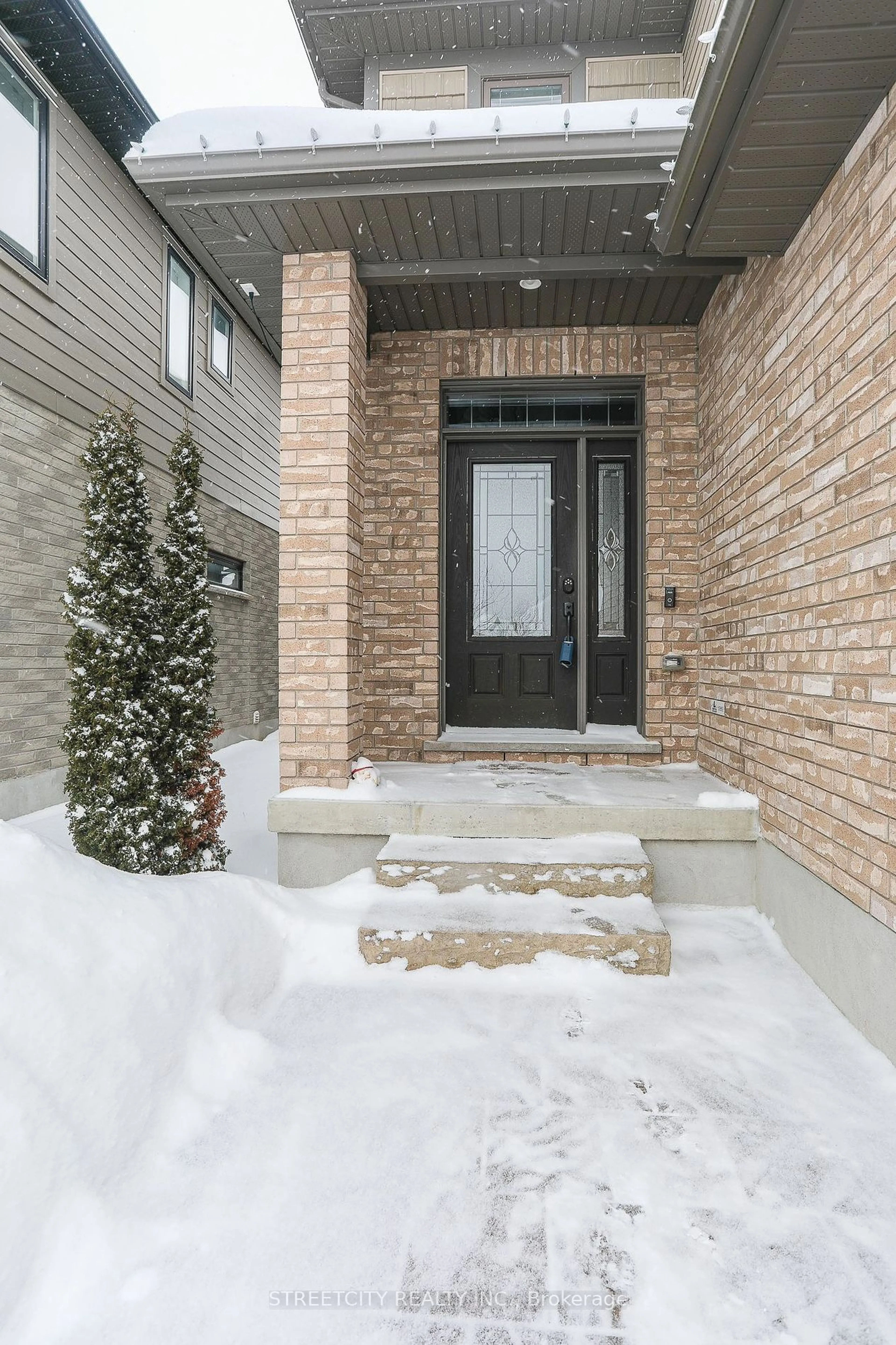 Indoor entryway for 1372 Howlett Crt, London Ontario N5X 0K6