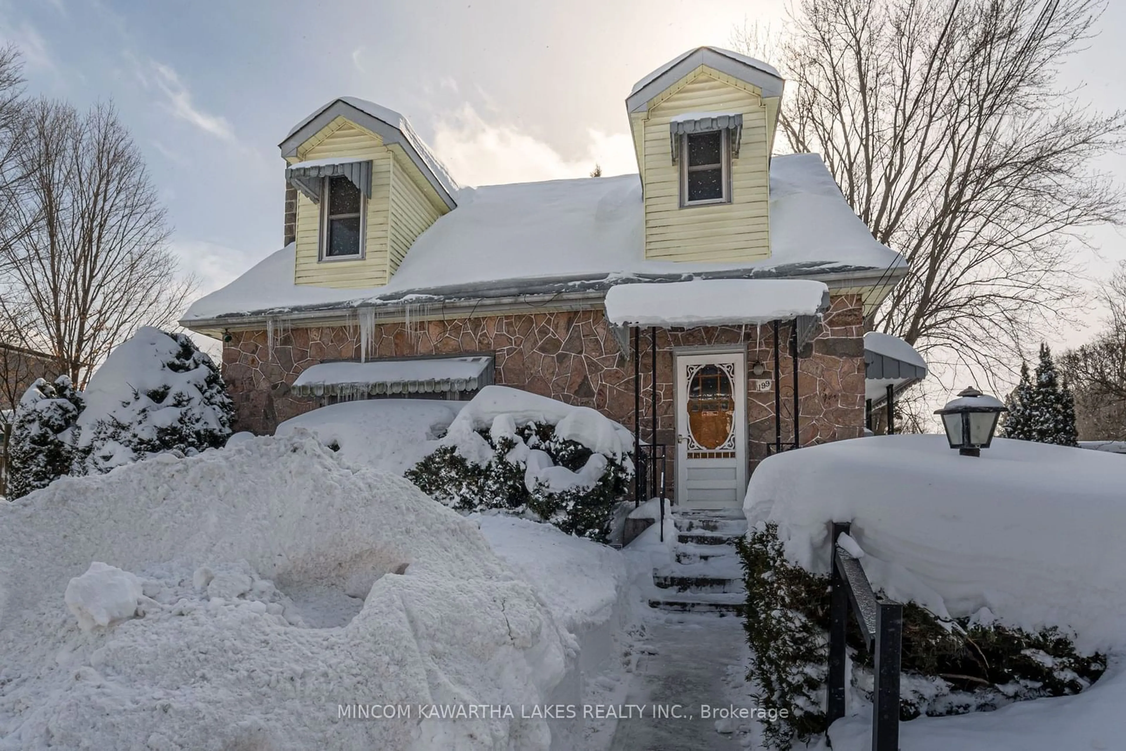 A pic from outside/outdoor area/front of a property/back of a property/a pic from drone, street for 199 Barnardo Ave, Peterborough Ontario K9H 5V6