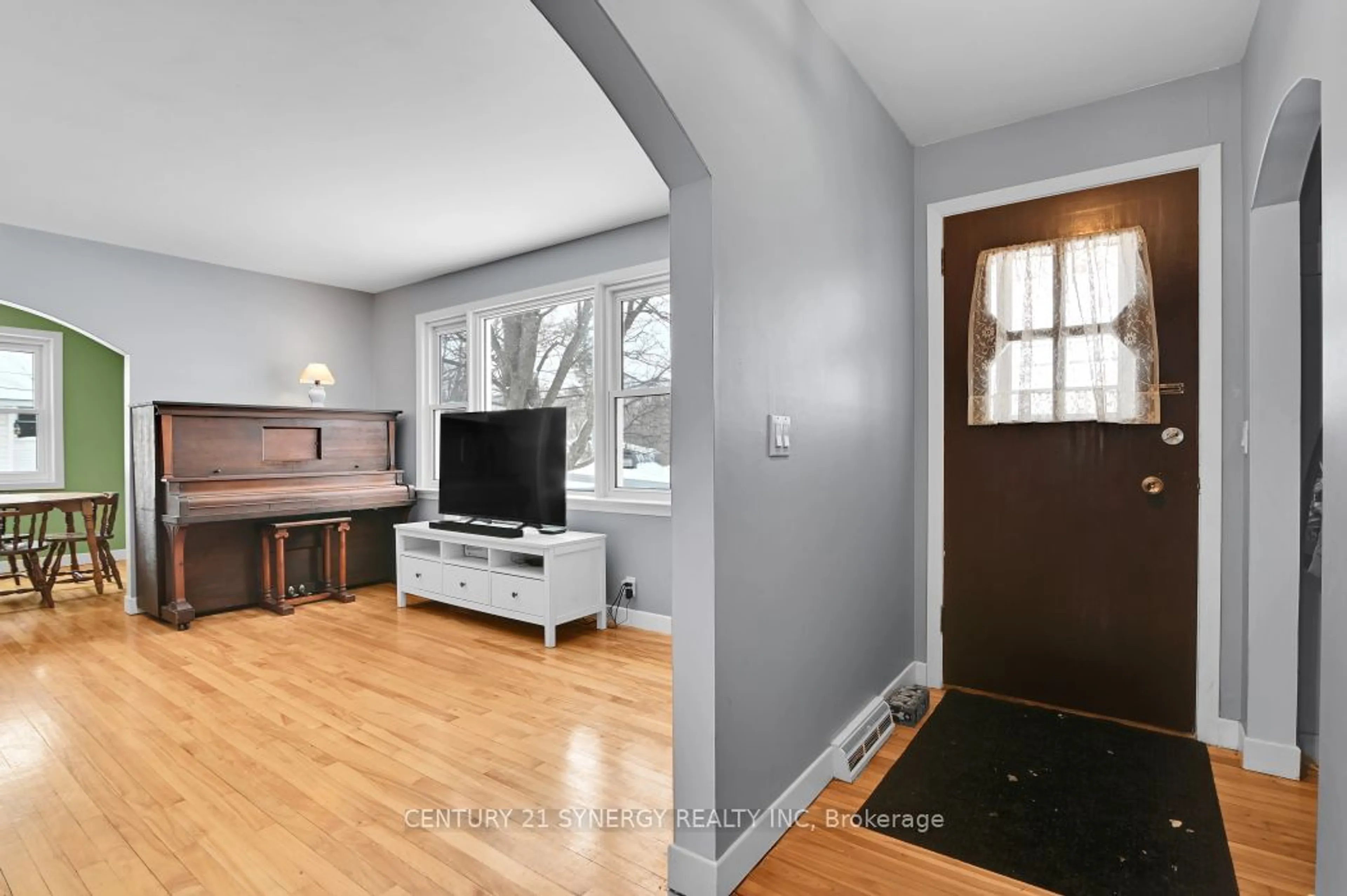 Indoor entryway for 1538 Old Montreal Rd, Orleans - Cumberland and Area Ontario K4C 1G8