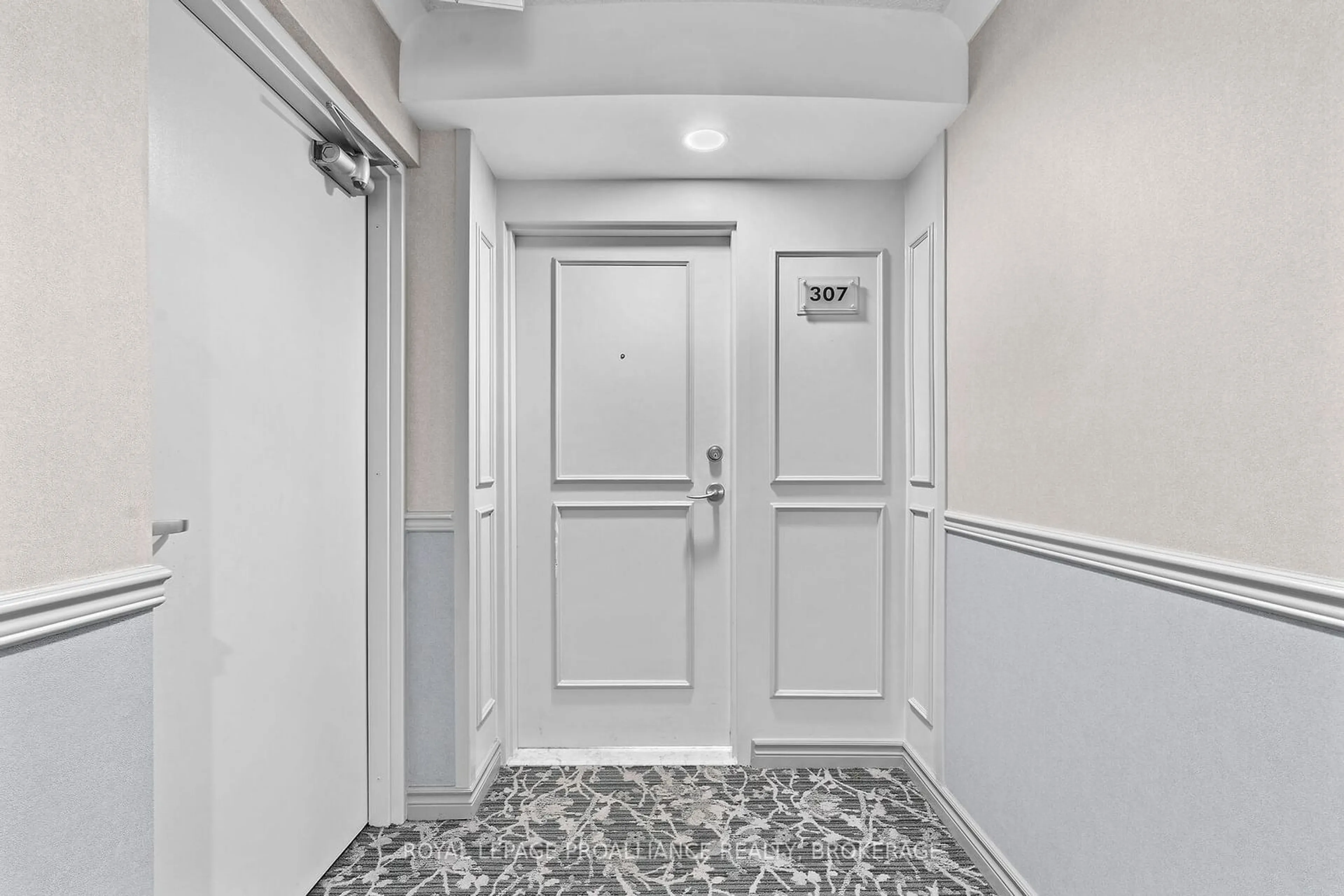 Indoor foyer for 165 Ontario St #307, Kingston Ontario K7L 2Y6