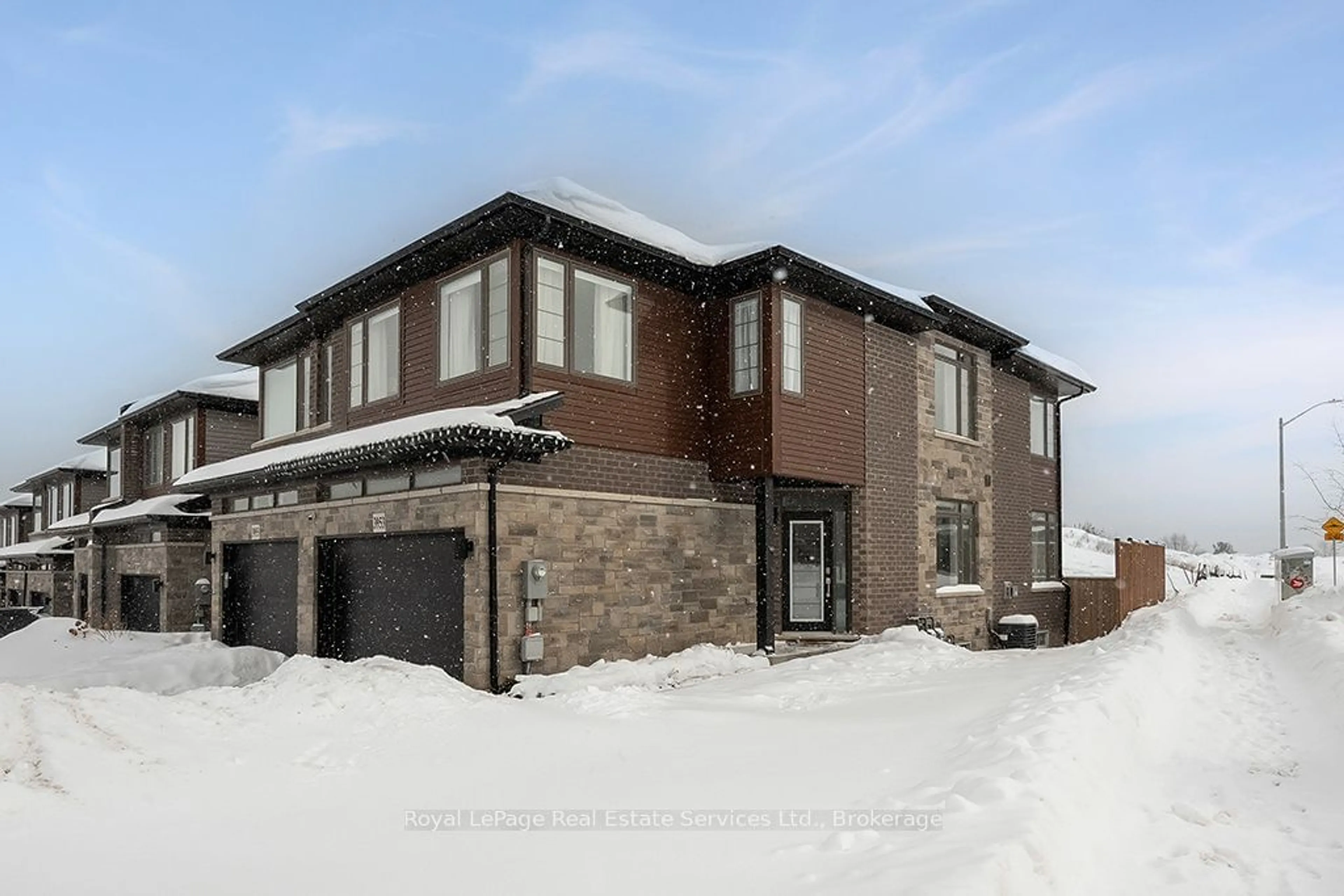 Home with brick exterior material, street for 3953 Crown St, Lincoln Ontario L3J 0T1