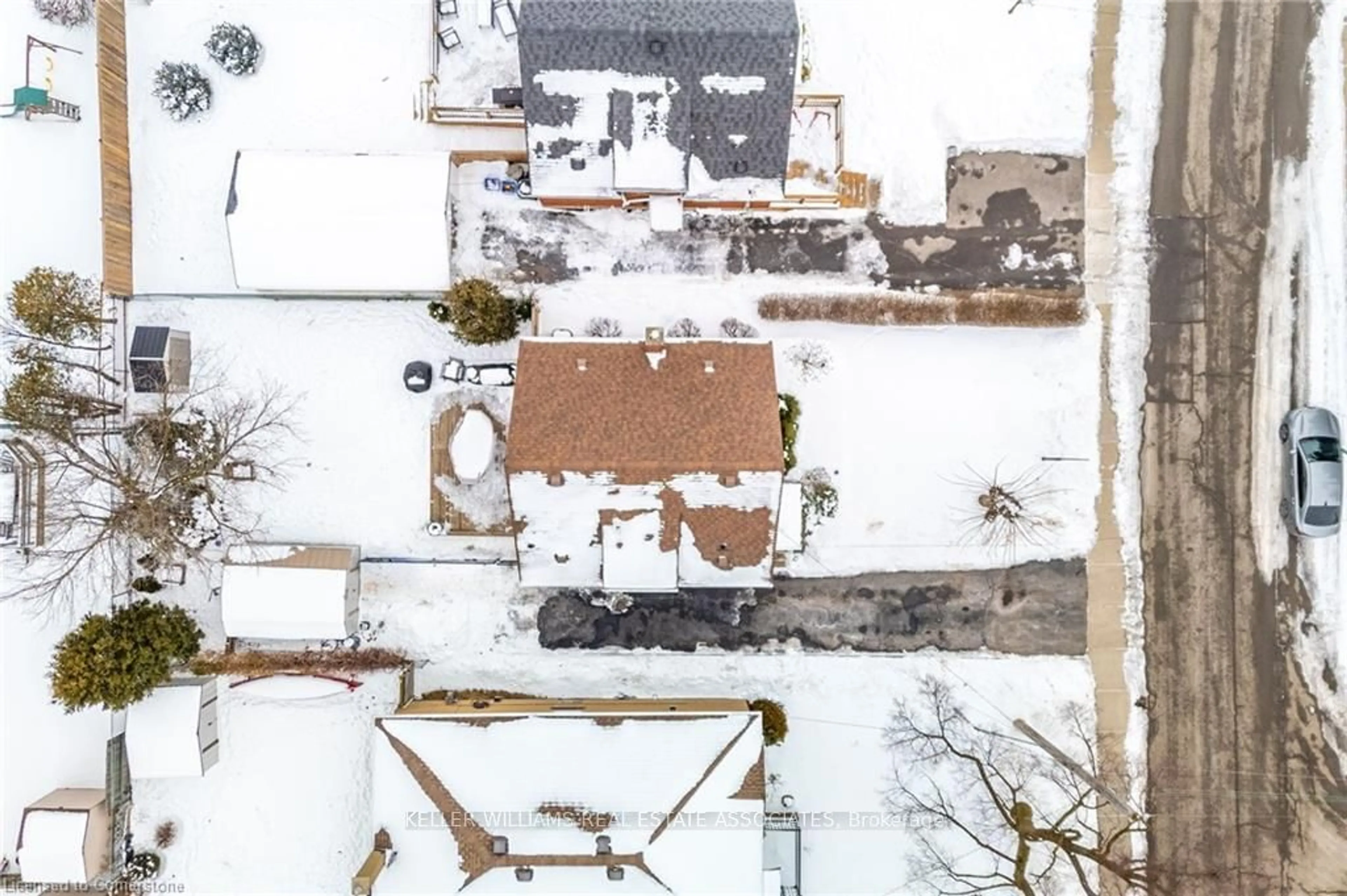 A pic from outside/outdoor area/front of a property/back of a property/a pic from drone, street for 225 East 38th St, Hamilton Ontario L8V 4G1