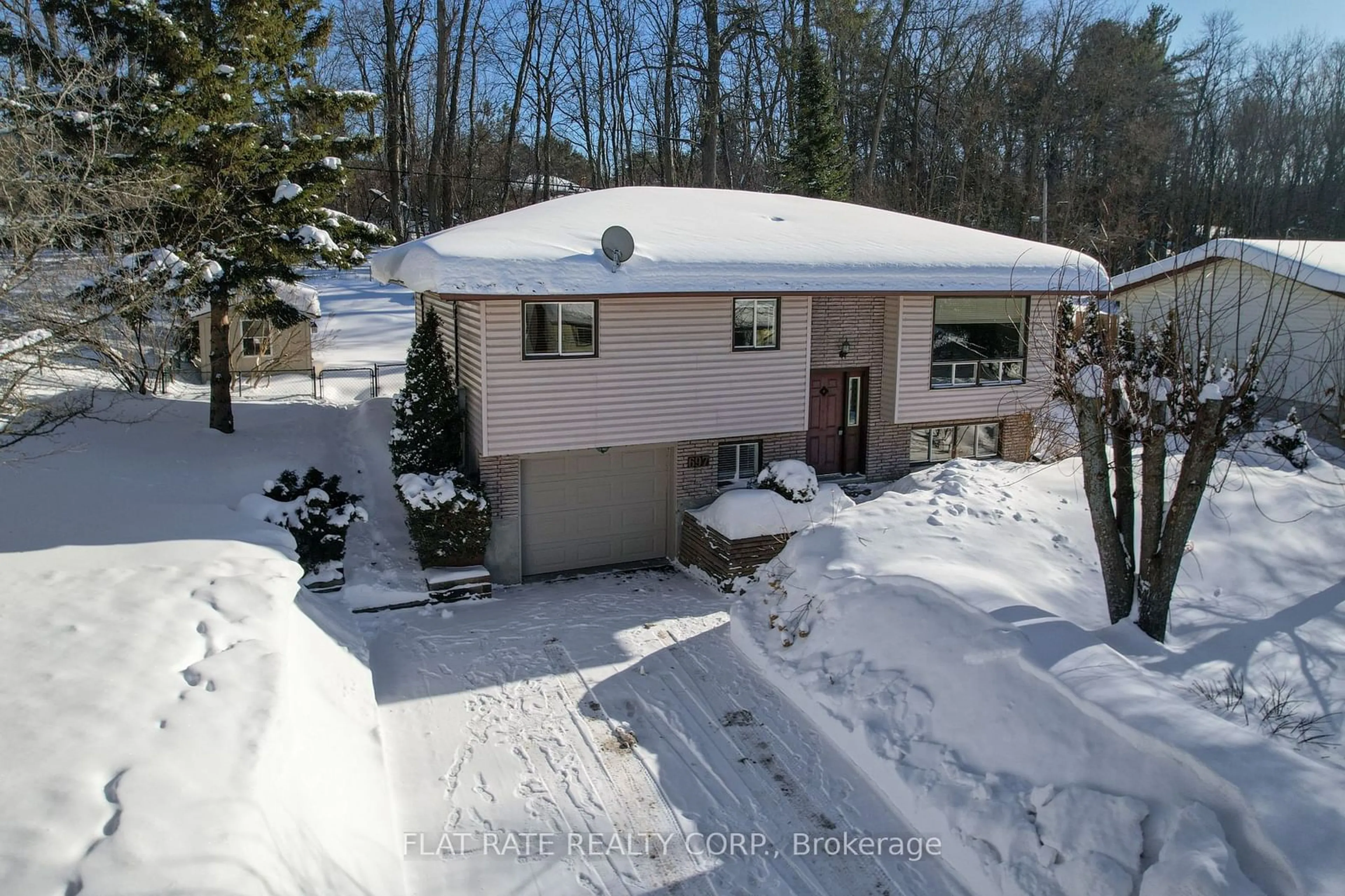 A pic from outside/outdoor area/front of a property/back of a property/a pic from drone, unknown for 697 PETERBOROUGH Ave, Smith-Ennismore-Lakefield Ontario K0L 1H0