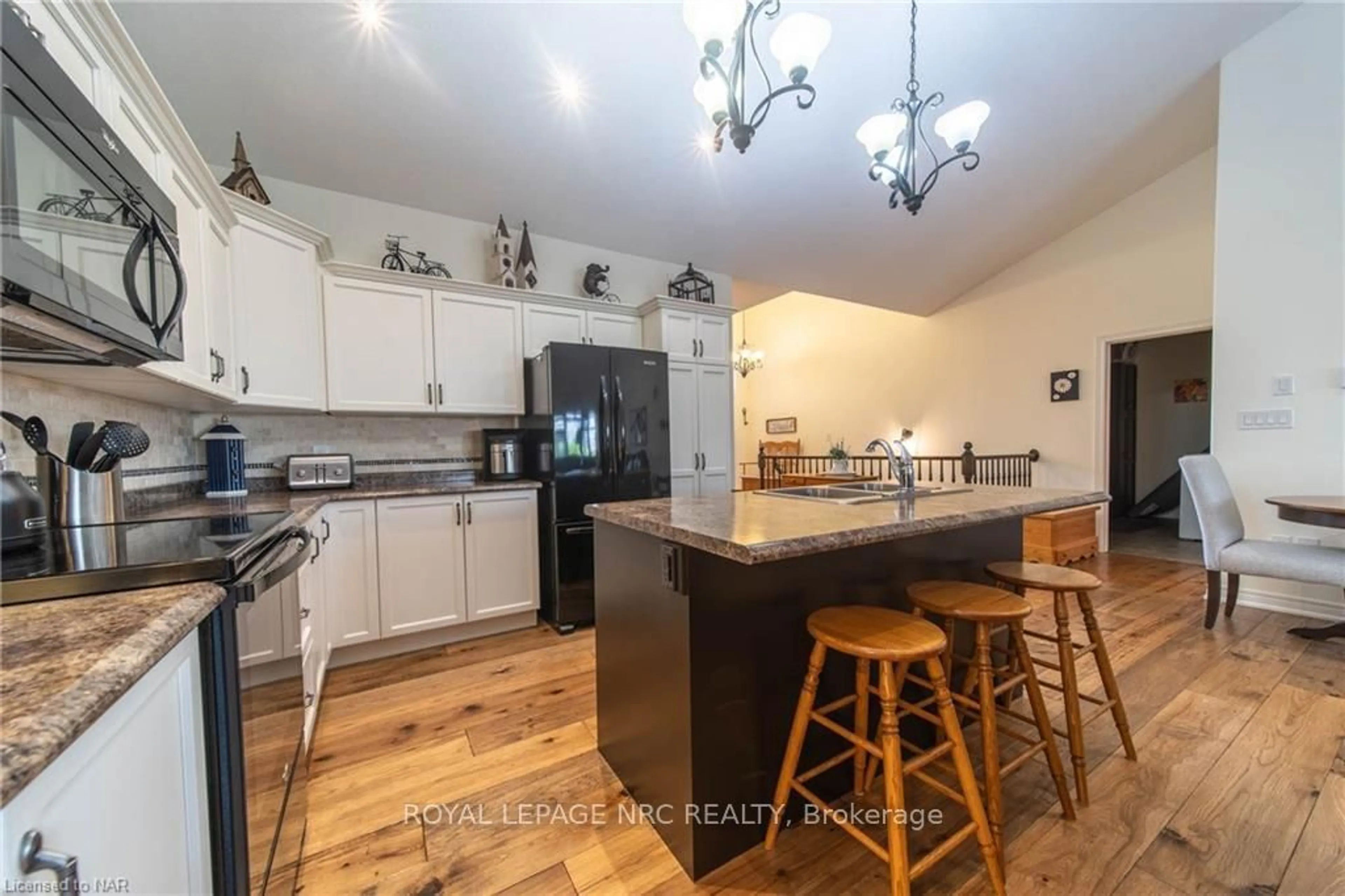 Open concept kitchen, wood/laminate floor for 9440 EAGLE RIDGE Dr #39, Niagara Falls Ontario L2H 0G6