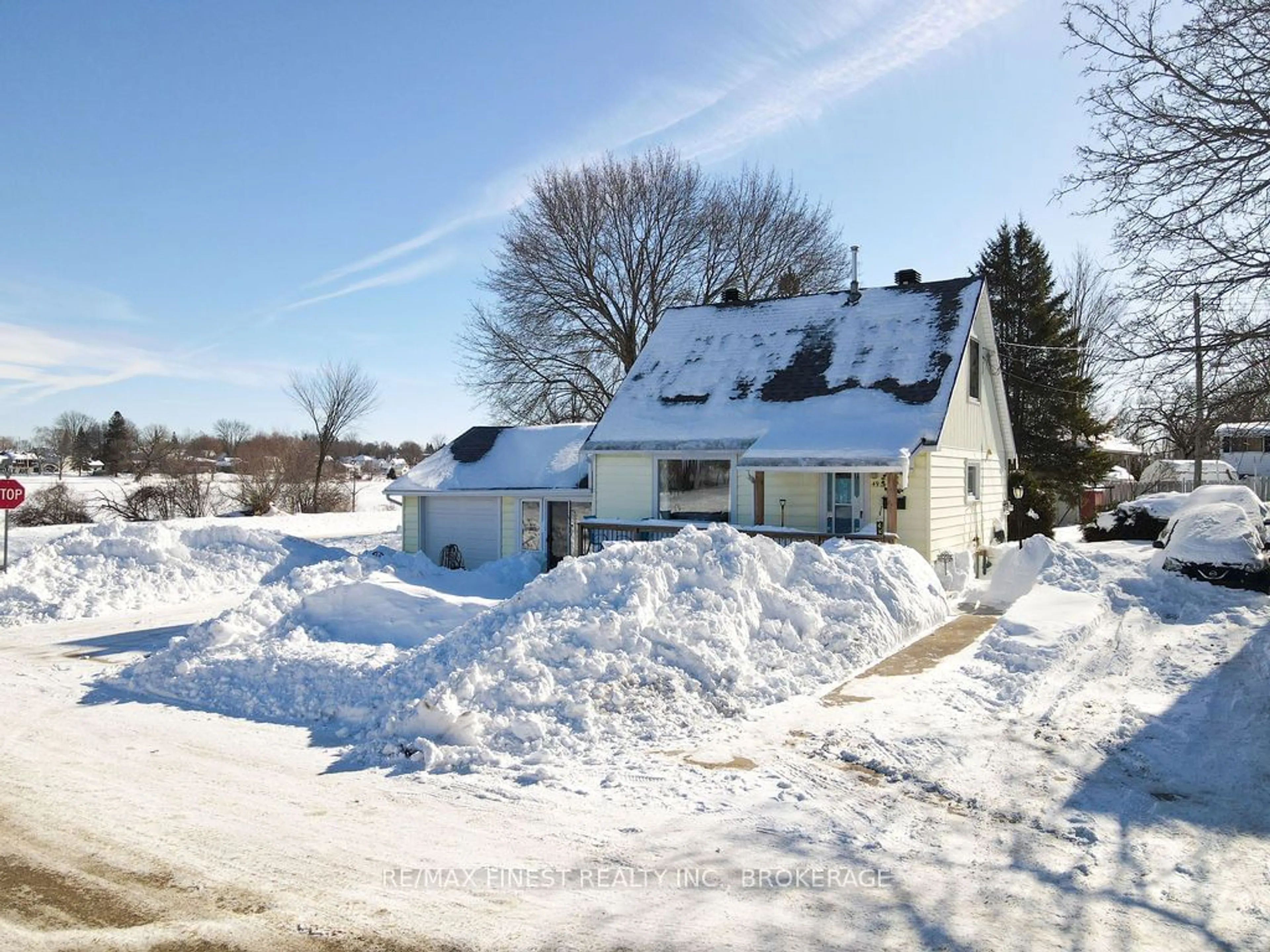 A pic from outside/outdoor area/front of a property/back of a property/a pic from drone, street for 49 Beech Cres, Smiths Falls Ontario K7A 3V7