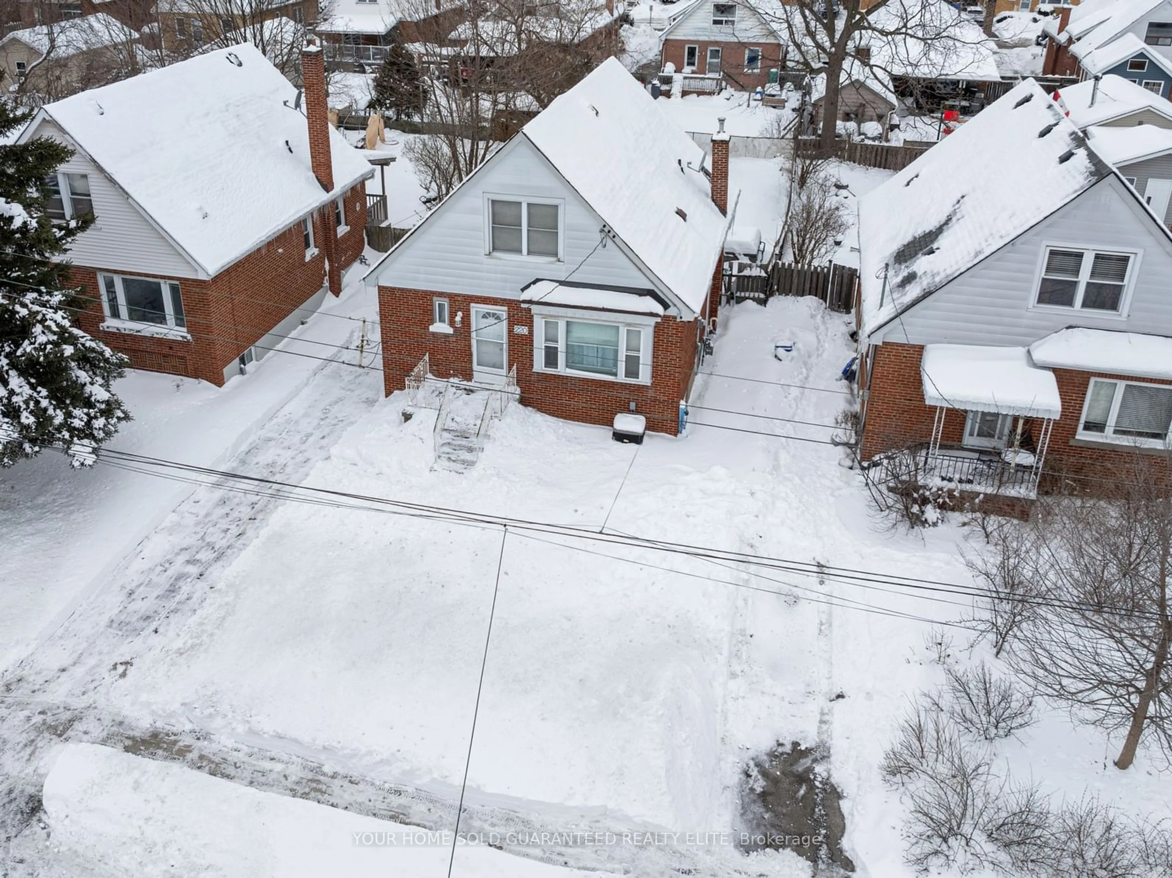 A pic from outside/outdoor area/front of a property/back of a property/a pic from drone, street for 220 Holmesdale Ave, Hamilton Ontario L8K 3M7