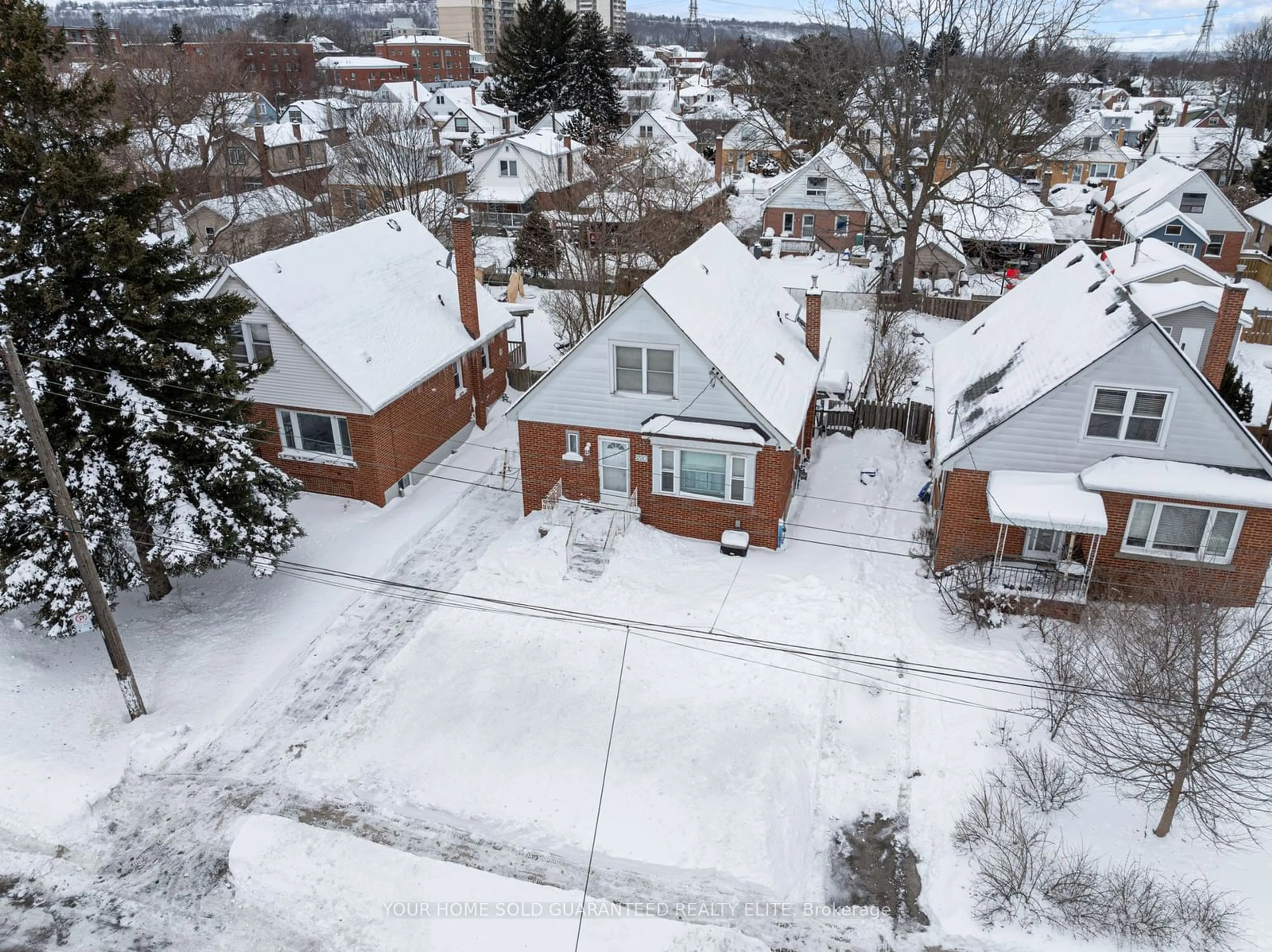 A pic from outside/outdoor area/front of a property/back of a property/a pic from drone, street for 220 Holmesdale Ave, Hamilton Ontario L8K 3M7