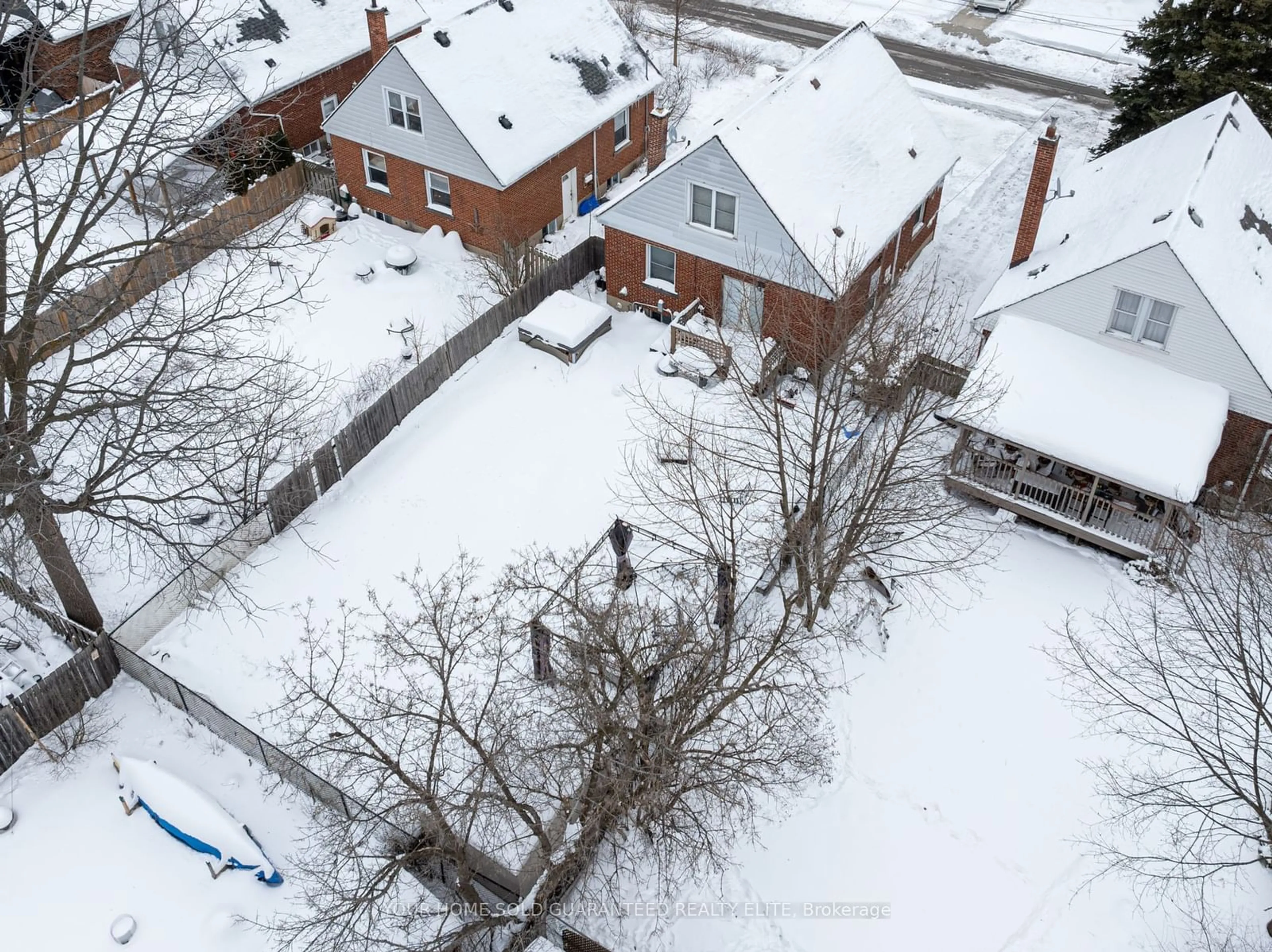 A pic from outside/outdoor area/front of a property/back of a property/a pic from drone, street for 220 Holmesdale Ave, Hamilton Ontario L8K 3M7