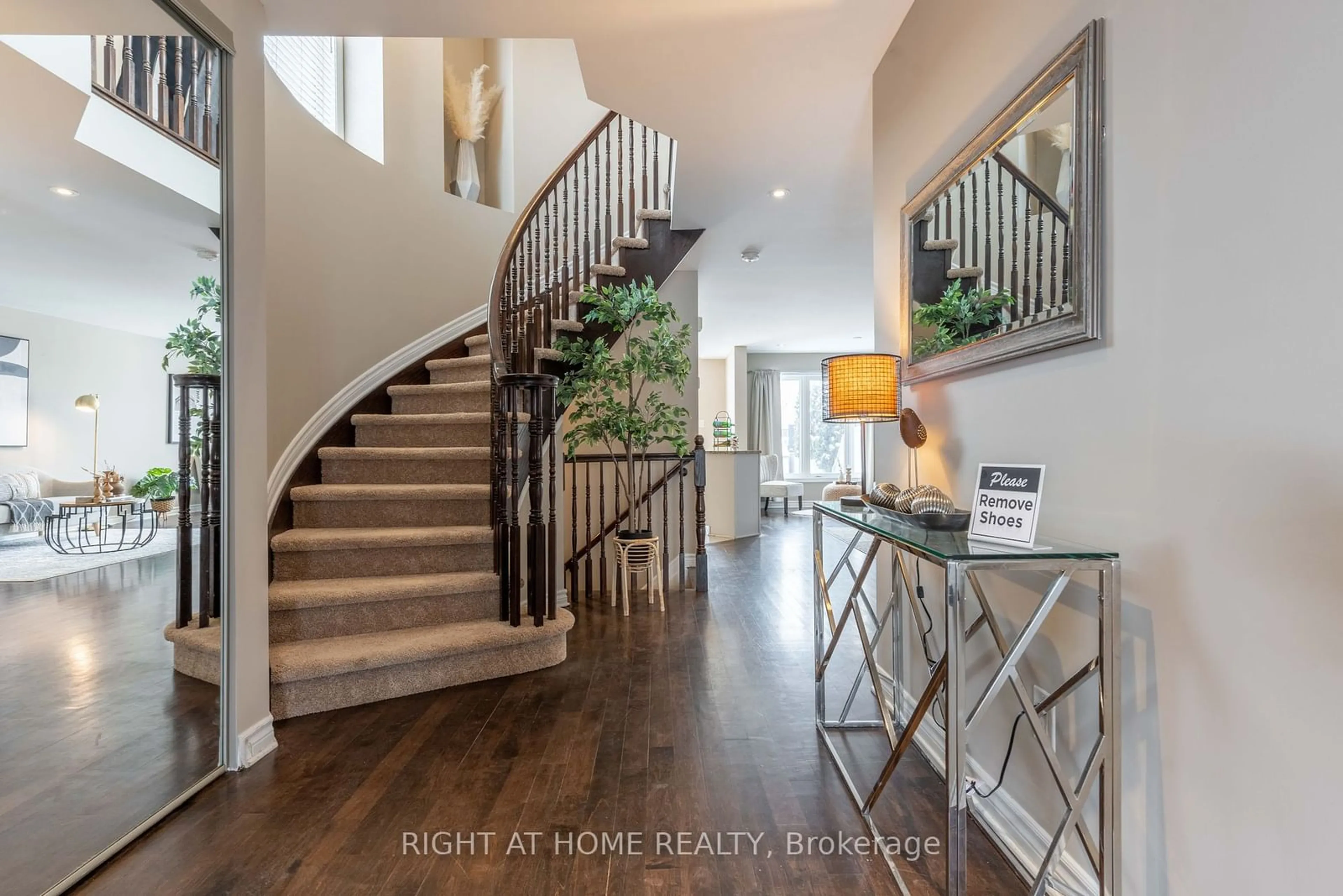 Indoor entryway for 117 Forestbrook St, Kanata Ontario K2K 0E6