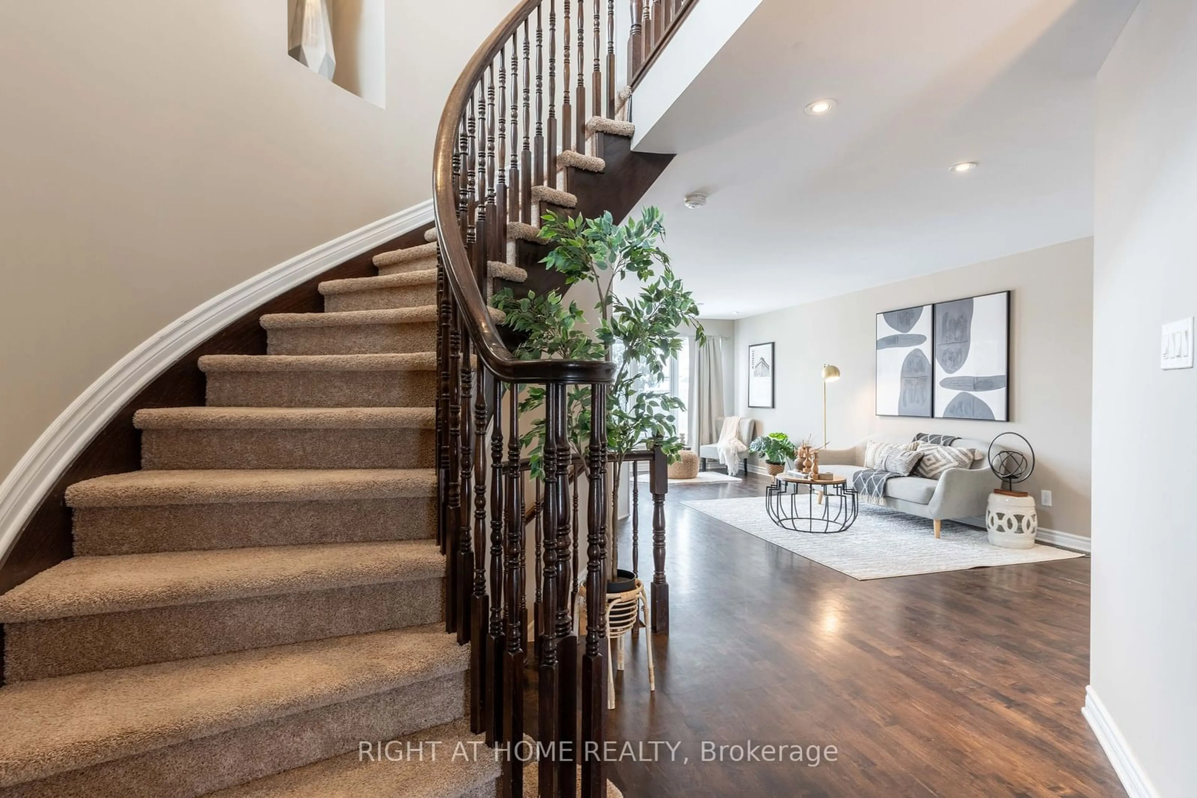 Indoor entryway for 117 Forestbrook St, Kanata Ontario K2K 0E6