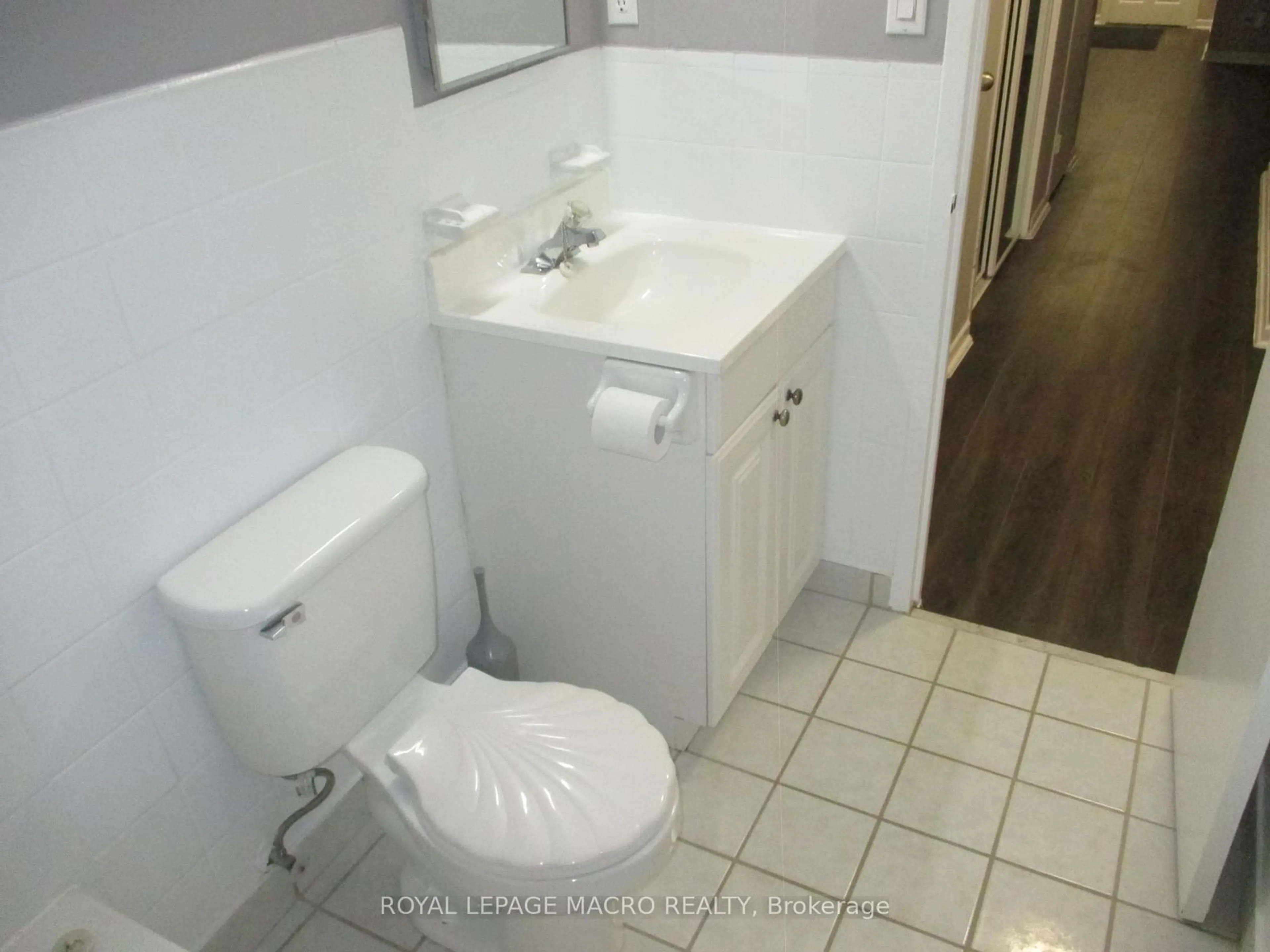 Standard bathroom, unknown for 485 Thorold Rd #321, Welland Ontario L3C 3X1