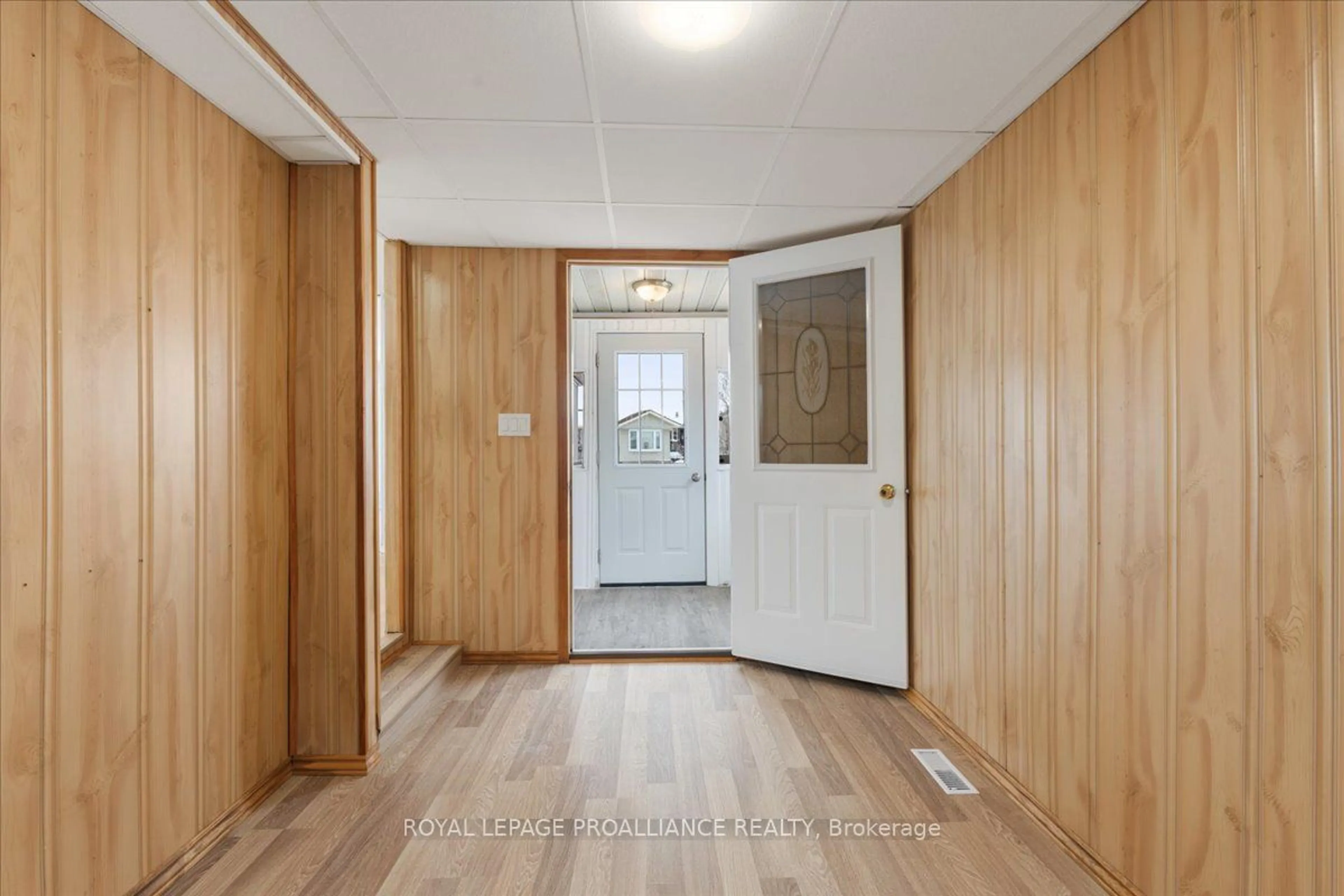 Indoor entryway for 311 Dundas St #40, Quinte West Ontario K8V 1M1